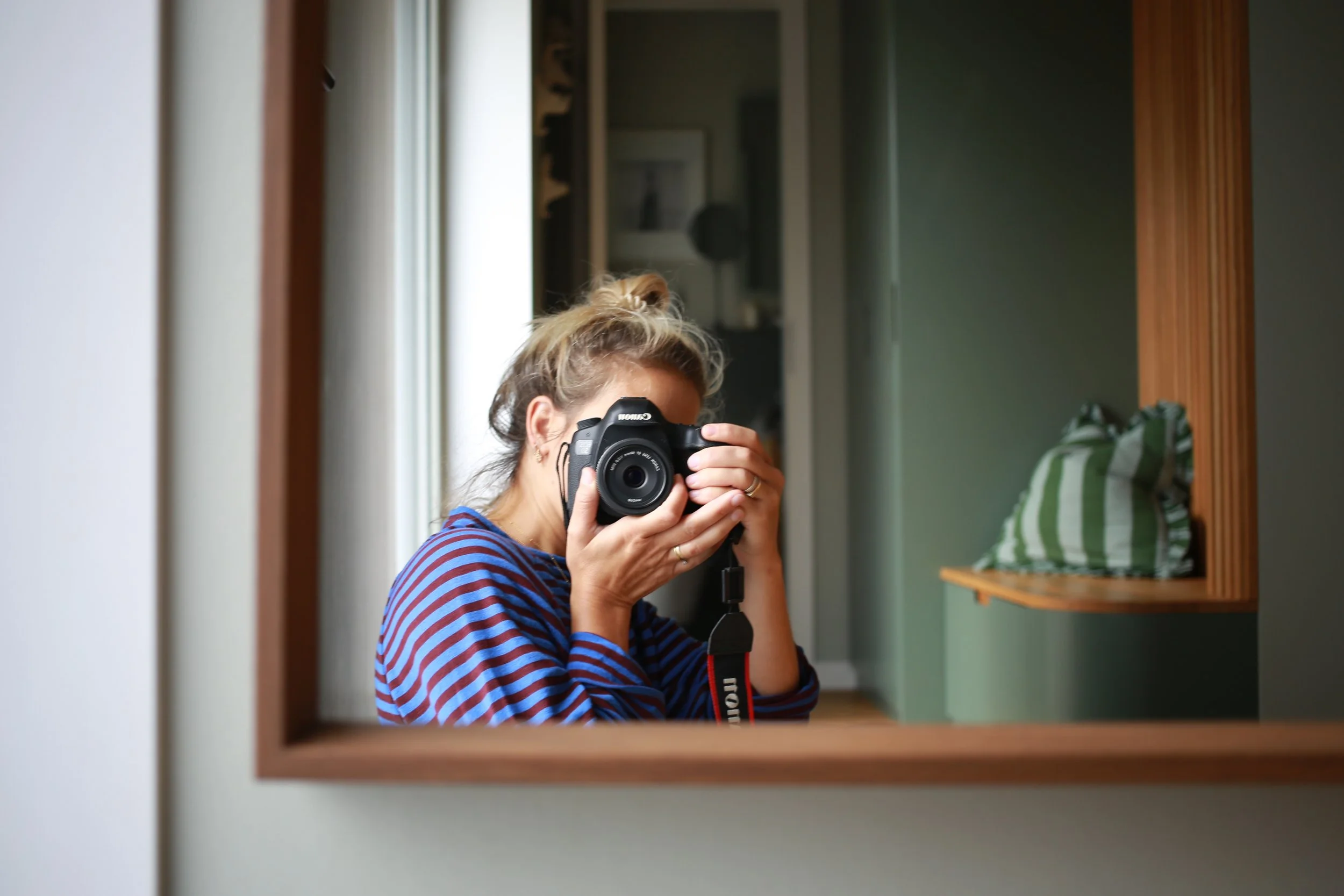 Katha Rose beim Fotografieren eines Interior-Design-Projekts in Hamburg.