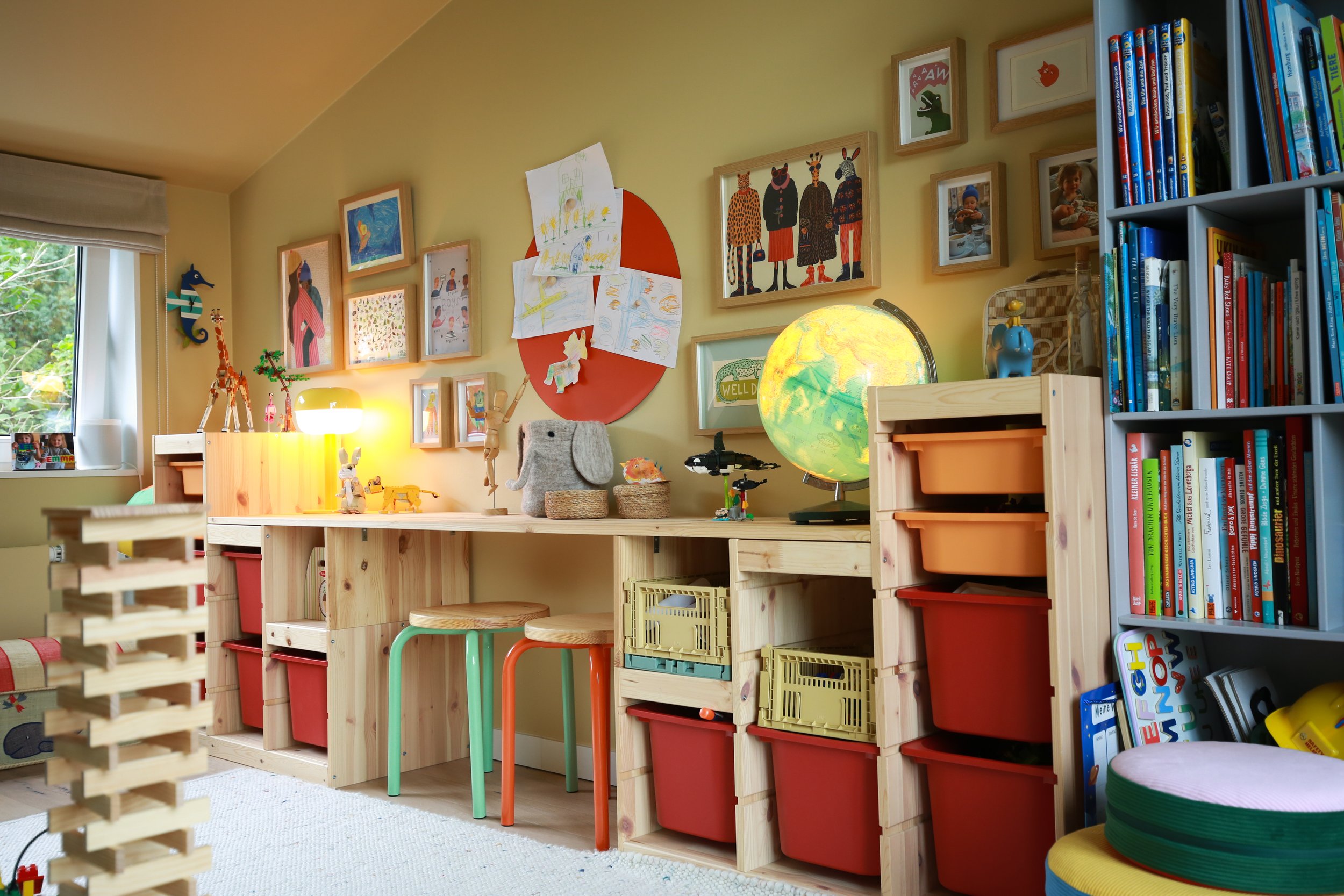 Kinderzimmer mit individuellem Stauraum, Arbeitsplatz und farbigem Einrichtungskonzept in einem Architektenhaus in Hamburg.
