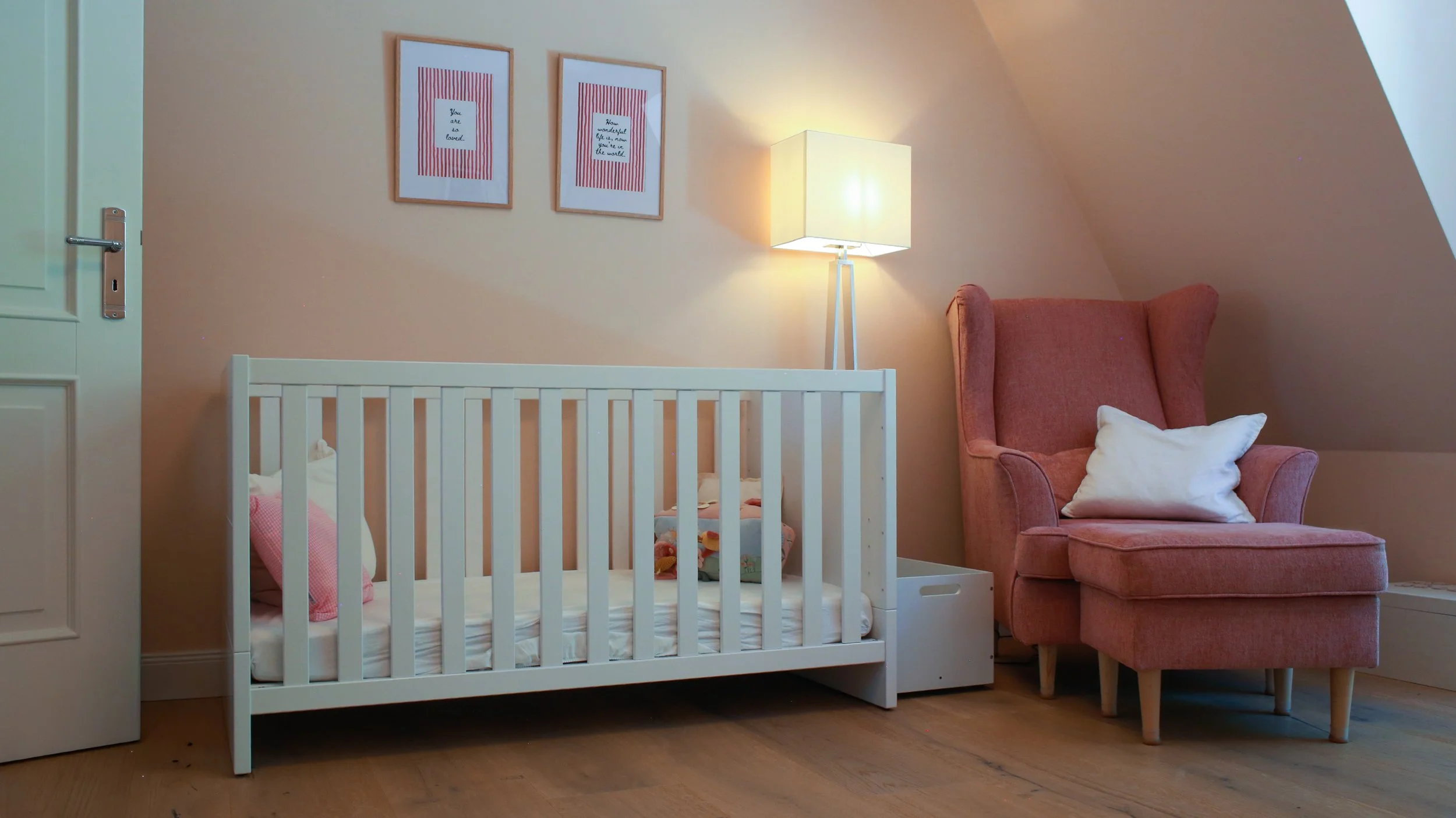 Kinderzimmer mit Farrow & Ball Pink Ground – ein warmer, sanfter Roséton als ruhige Basis für Möbel, Textilien und persönliche Details.