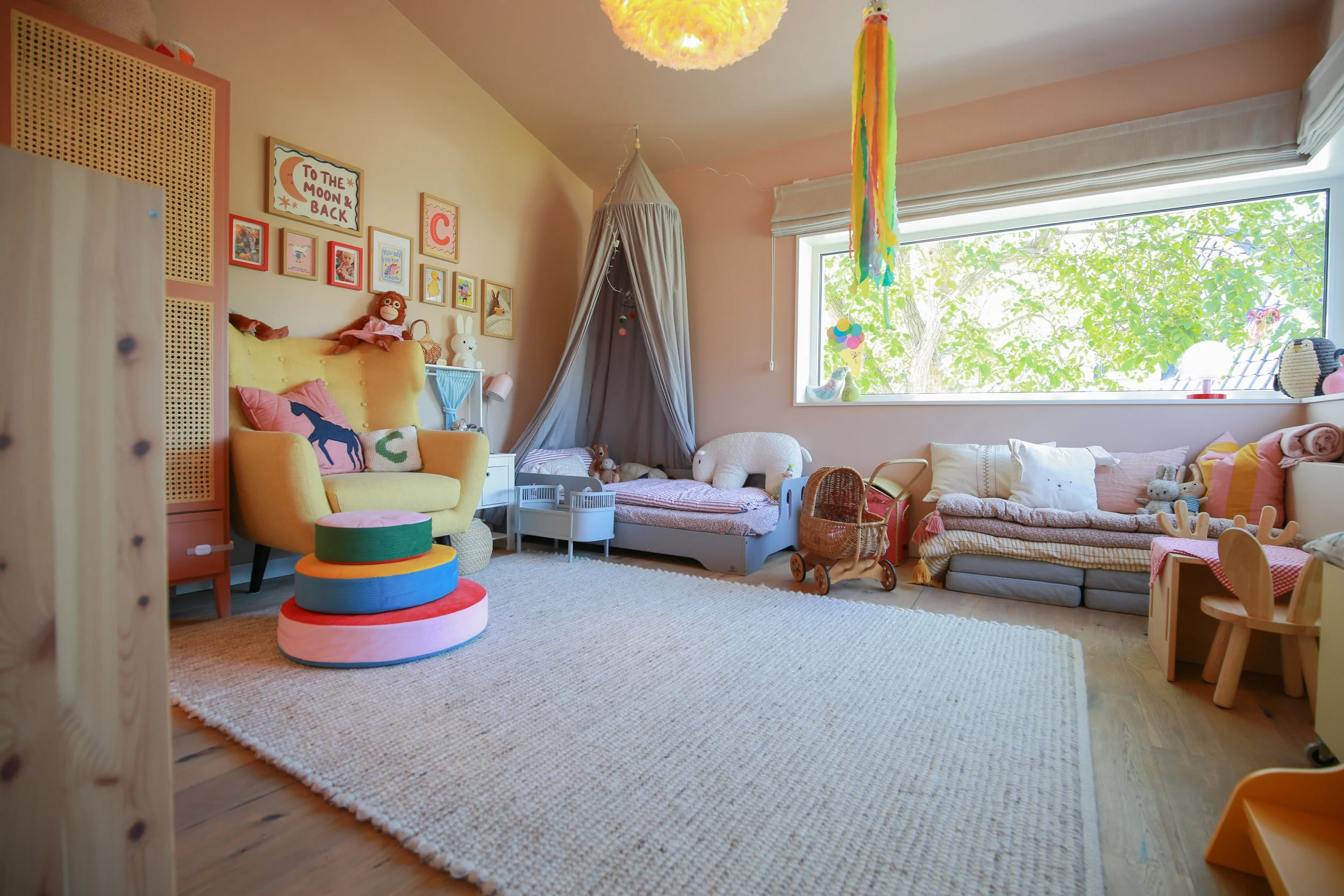 Kinderzimmer mit individuellem Farbkonzept, Vintage-Möbeln und spielerischen Details in einem Familienhaus in Hamburg.
