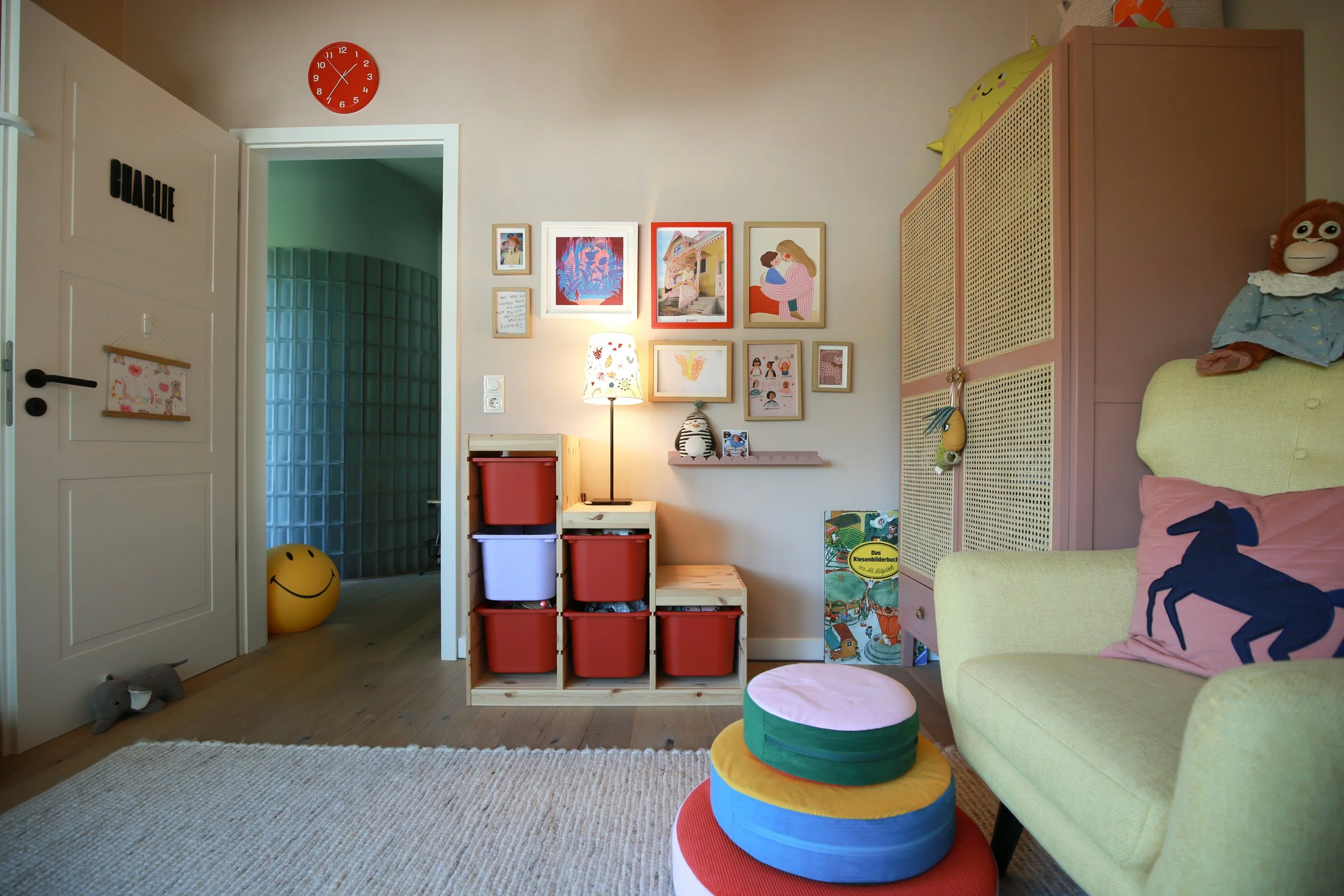 Kinderzimmer mit Farrow & Ball Setting Plaster – der warme Roséton bildet die ruhige Basis für farbige Möbel, Textilien und spielerische Details.