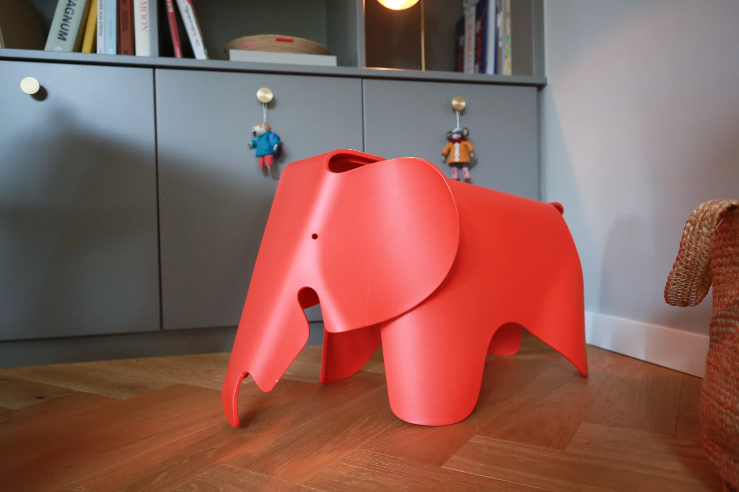 Eames Elephant von Vitra als spielerischer Farbakzent im Wohnzimmer – ein Designklassiker mit Persönlichkeit.