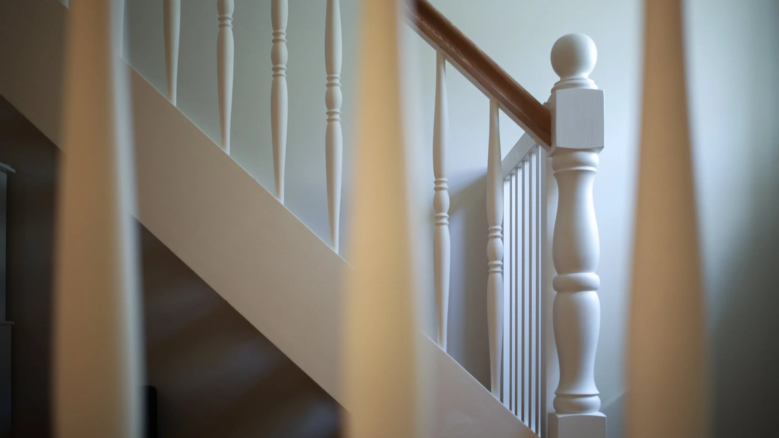 Ein aufeinander abgestimmtes Farbkonzept von Farrow & Ball zieht sich durch das gesamte Landhaus und gibt den unterschiedlichen Räumen einen gemeinsamen gestalterischen Rahmen.