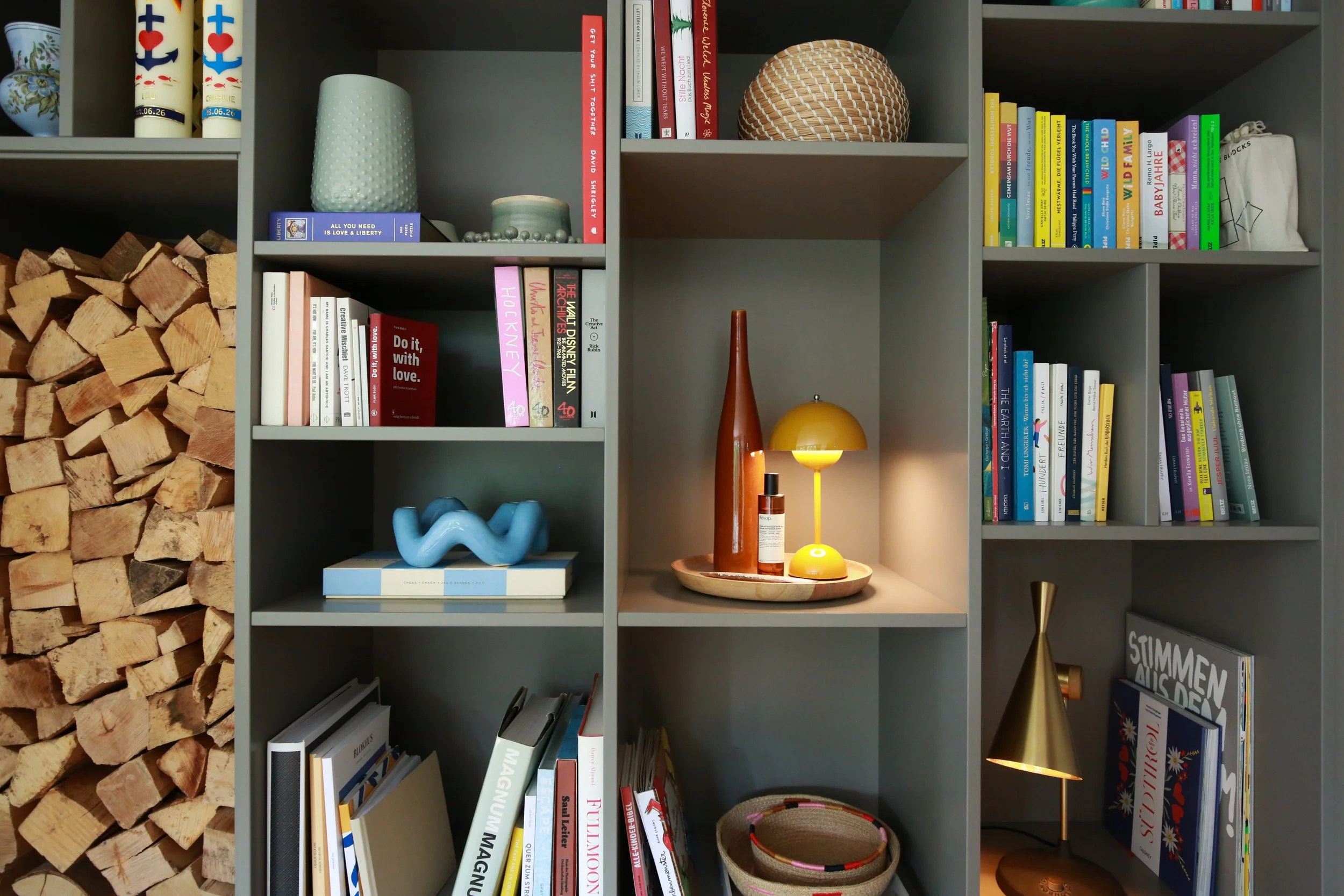 Maßgefertigtes Einbauregal in Farrow & Ball Mole’s Breath – individuell geplante Stauraumlösung als prägendes Element des Wohnbereichs.