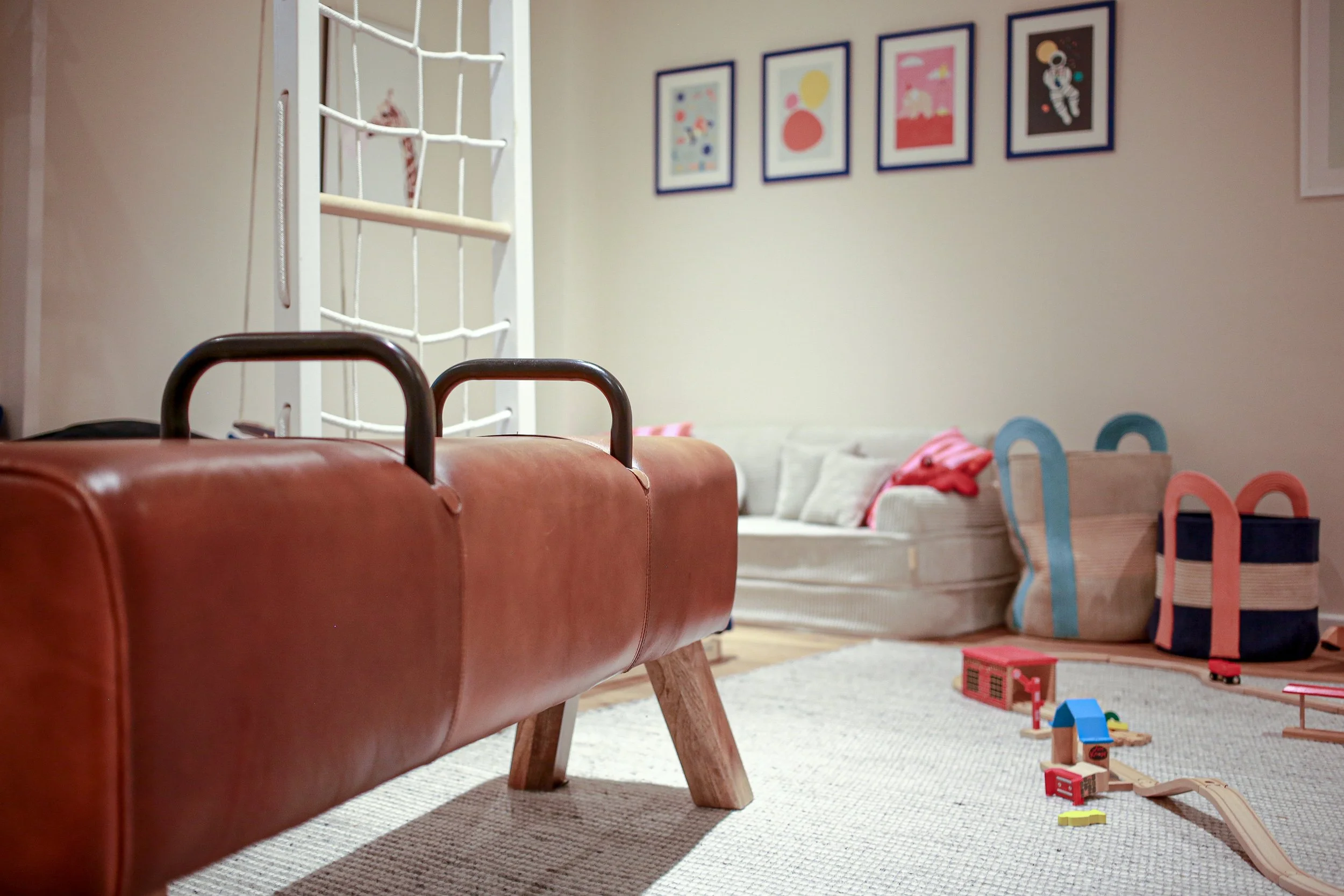 Neu konzipierter Kinderkeller mit Bewegungsbereich, Vintage-Turnbock und gemütlicher Sitzzone – ein vielseitiger Raum zum Spielen, Toben und Entspannen.