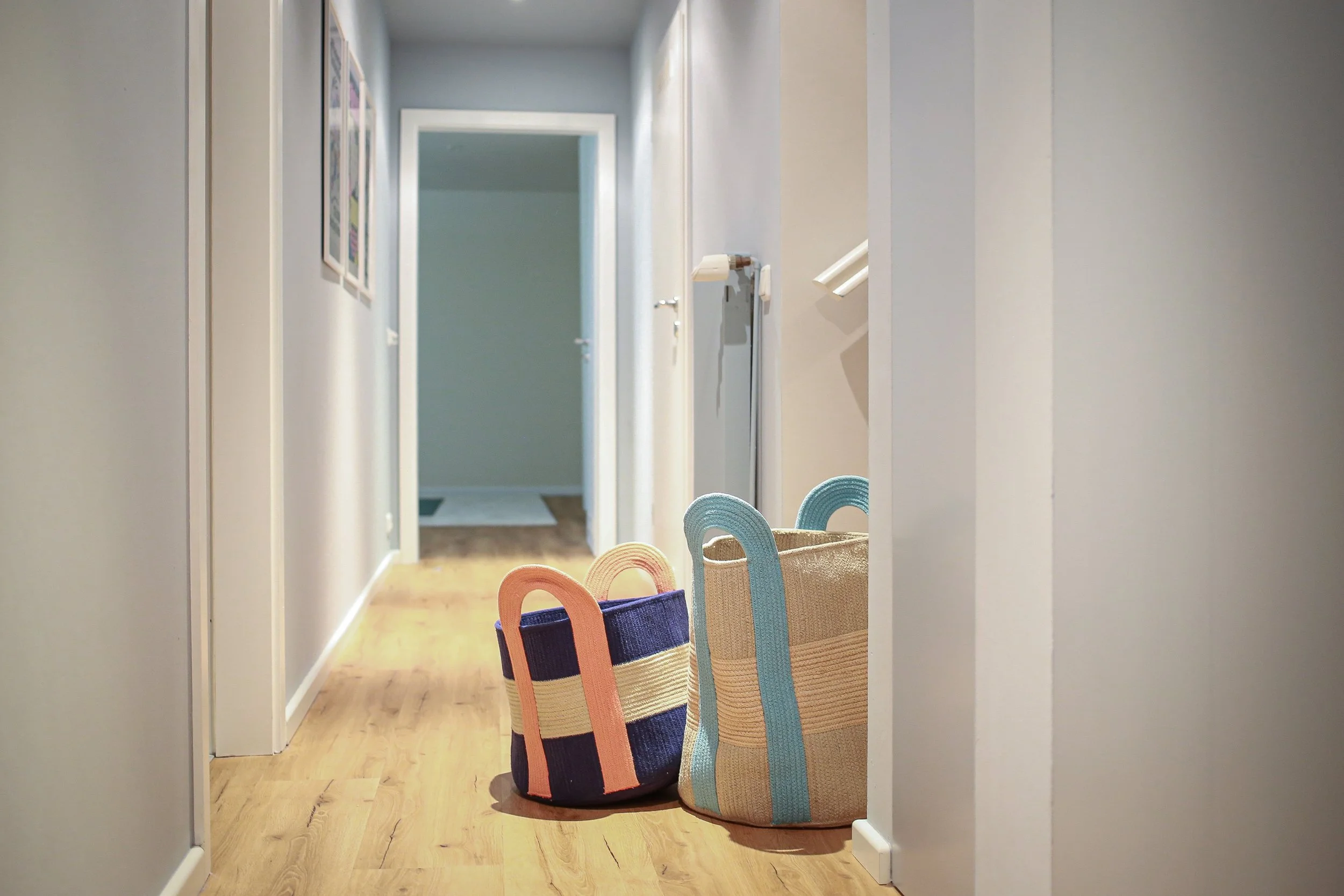 Komplett neu gestalteter Kinderkeller mit Farrow & Ball Parma Gray und neuem Boden – der sanfte Blauton schafft eine ruhige Basis für Spiel-, Bewegungs- und Rückzugsbereiche.