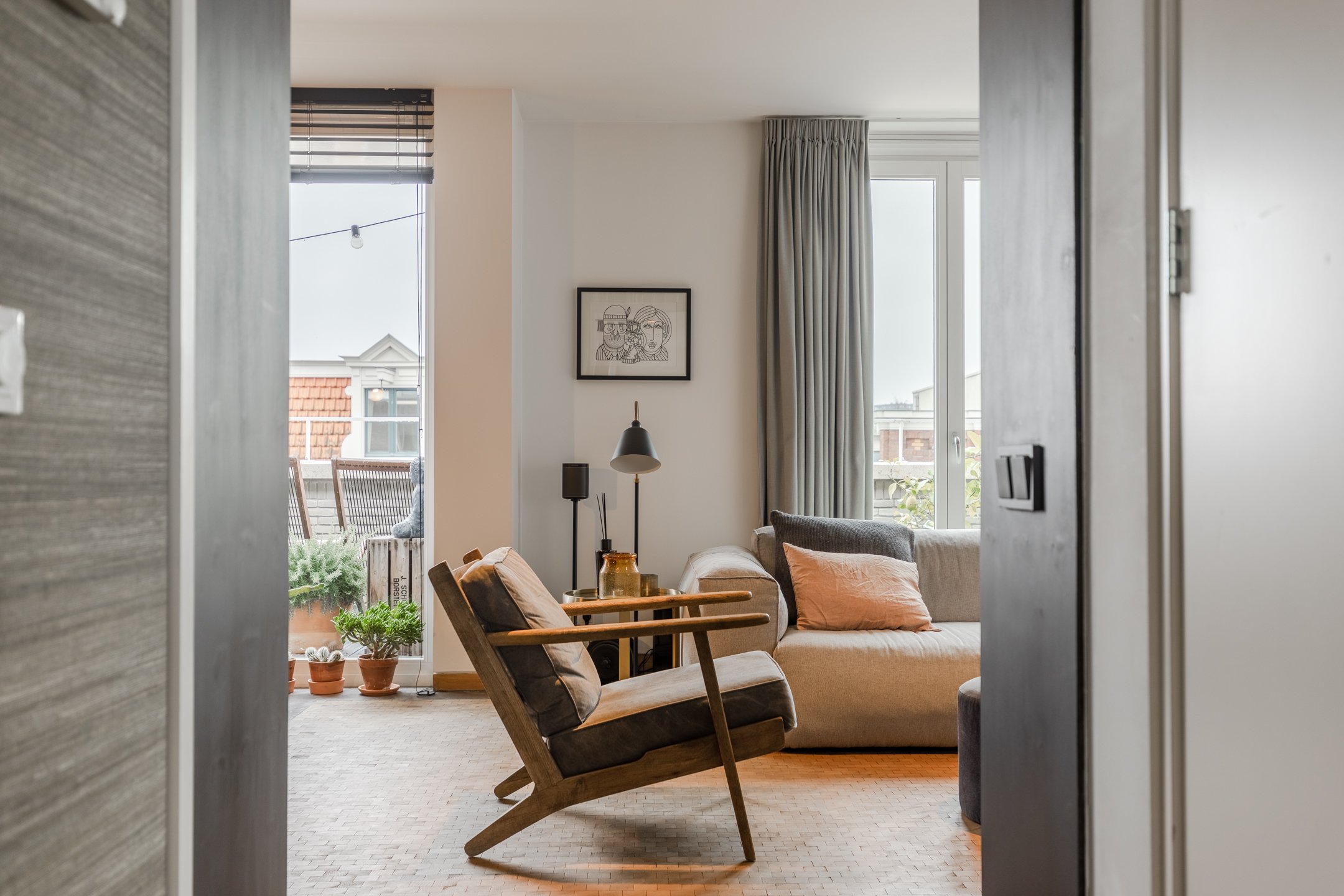 Bellevue AJ7 Floor Lamp von &Tradition – der Arne-Jacobsen-Klassiker setzt einen passenden Akzent im Wohnzimmer.
