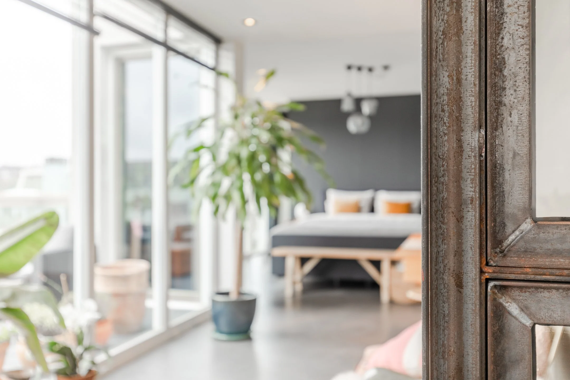 Farrow & Ball Off-Black verleiht dem Schlafzimmer Tiefe und eine ruhige, geborgene Atmosphäre.