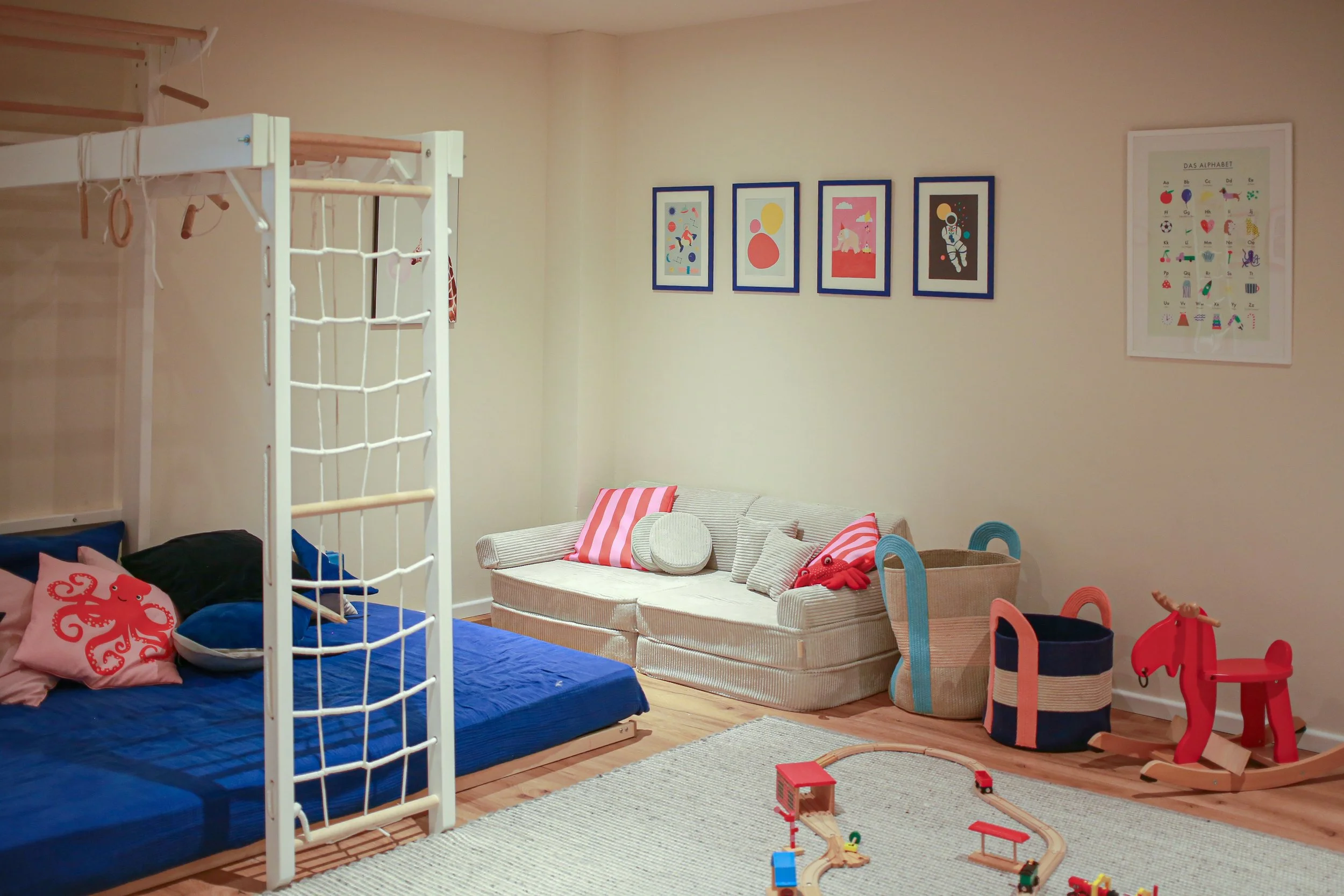 Komplett neu gestalteter Kinderkeller mit neuem Boden, Spiel-, Bewegungs- und Rückzugsbereichen – funktional geplant und wohnlich gestaltet für den Familienalltag.
