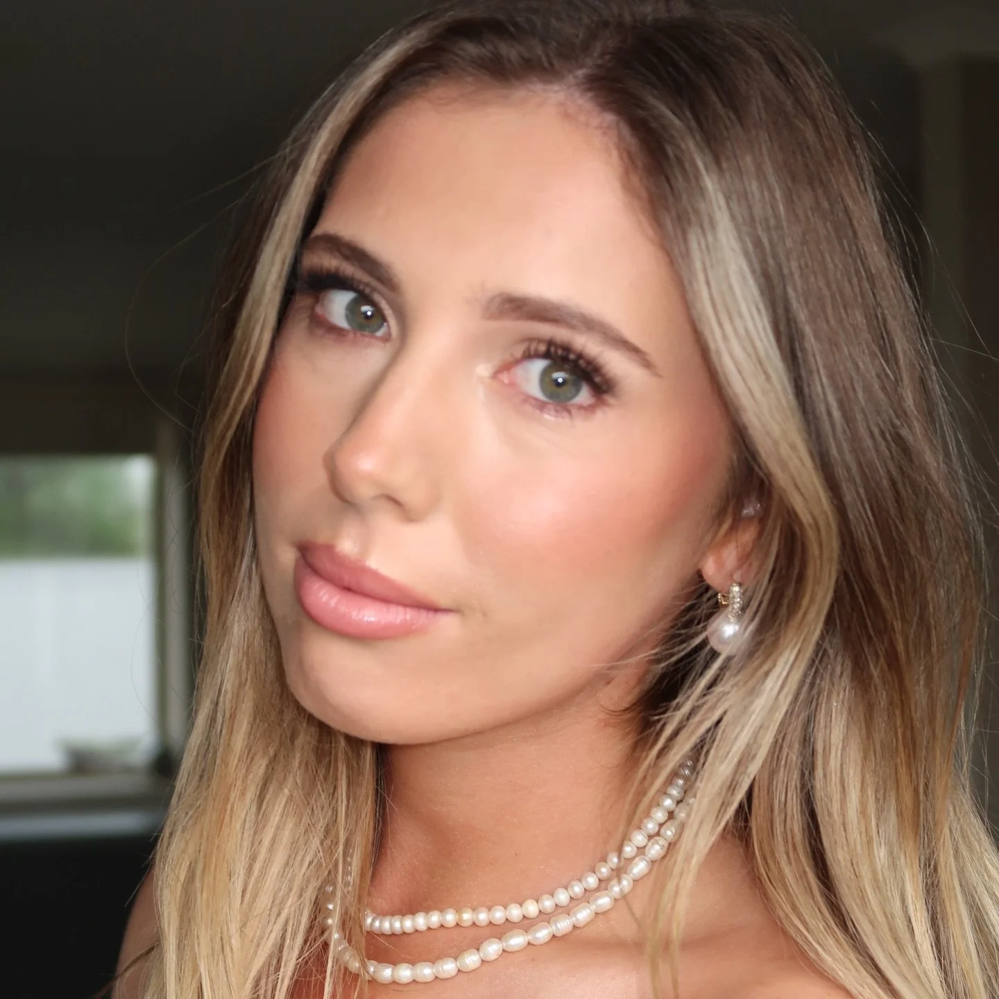 This makeup look was all about sculpted glowing skin🤍🫧 @jessicayockneyy