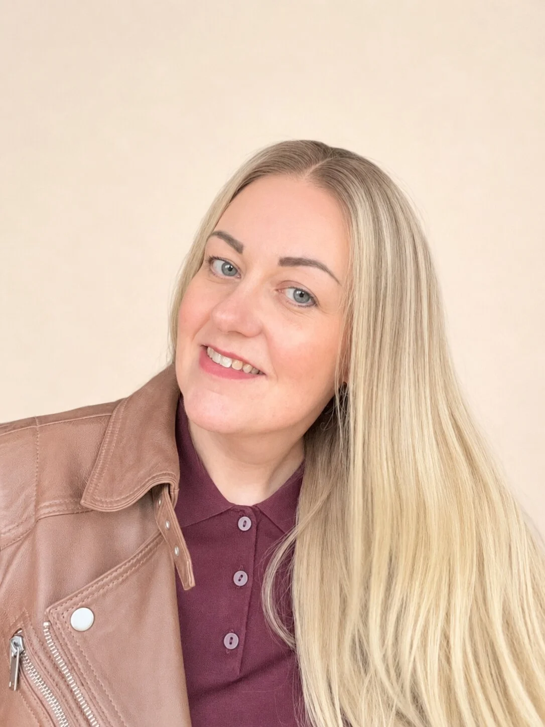 Sienna - The cool dimensional blonde