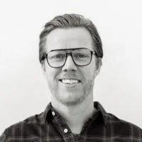Mænd med briller, smilende, sort-hvid portræt