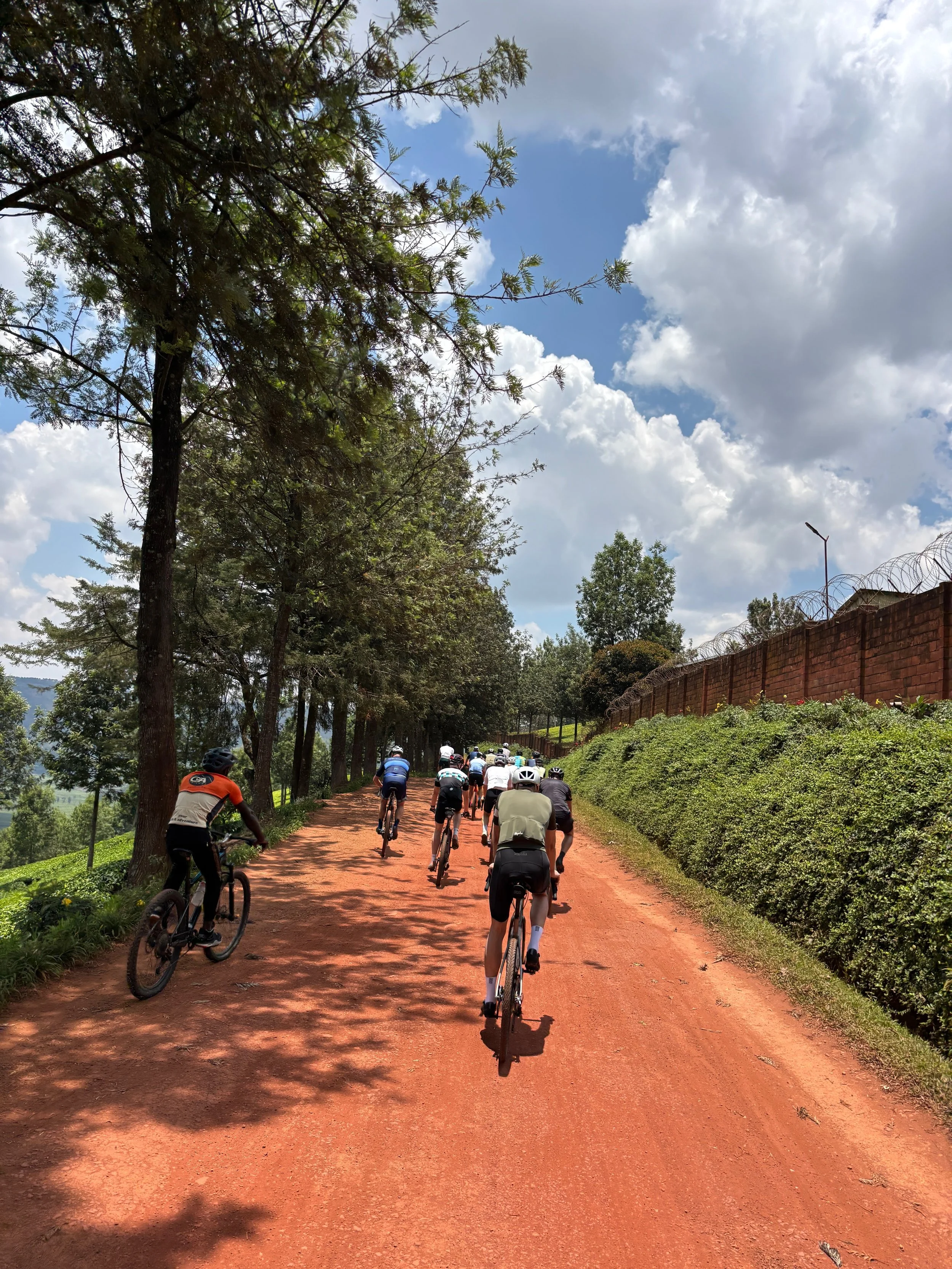 Cykelrejse til Uganda og Rwanda – oplev fællesskab og passion for gravel i mødet med lokale cykelmiljøer. Tag med på en netværksrejse med cykling, udvikling og autentiske oplevelser i Østafrika.