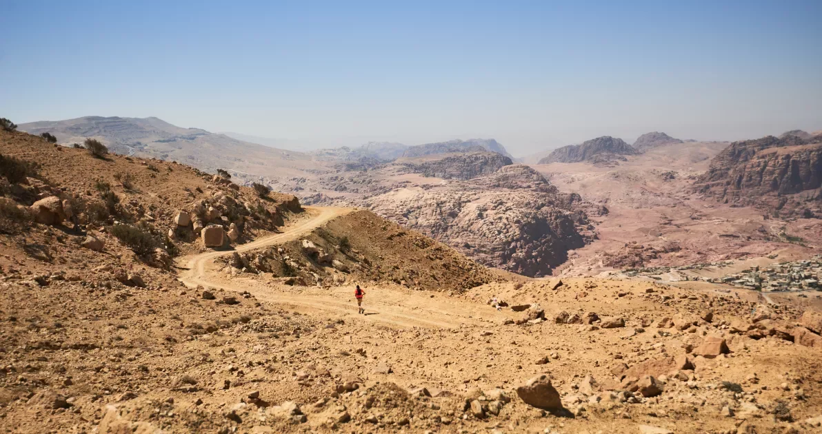 Petra Desert Marathon i Jordan – oplev ekstreme ruter gennem kløfter, bjerge og rå natur. Tag med på en aktiv rejse med fokus på performance, fællesskab og oplevelser i ikoniske omgivelser.