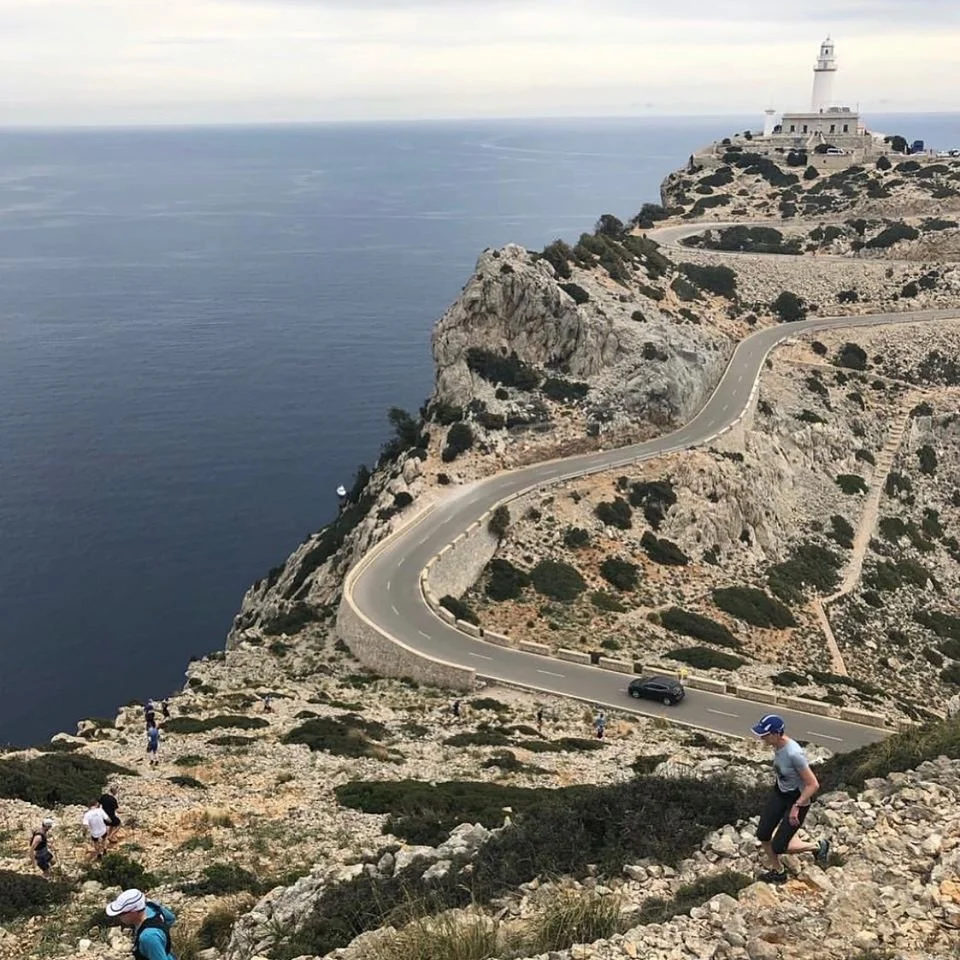 Cykel- og netværksrejse til Mallorca – oplev ikoniske ruter, bjergkørsel og fælles pauser undervejs. Tag med på en inspirerende rejse med fokus på fællesskab, performance og oplevelser på Mallorca.