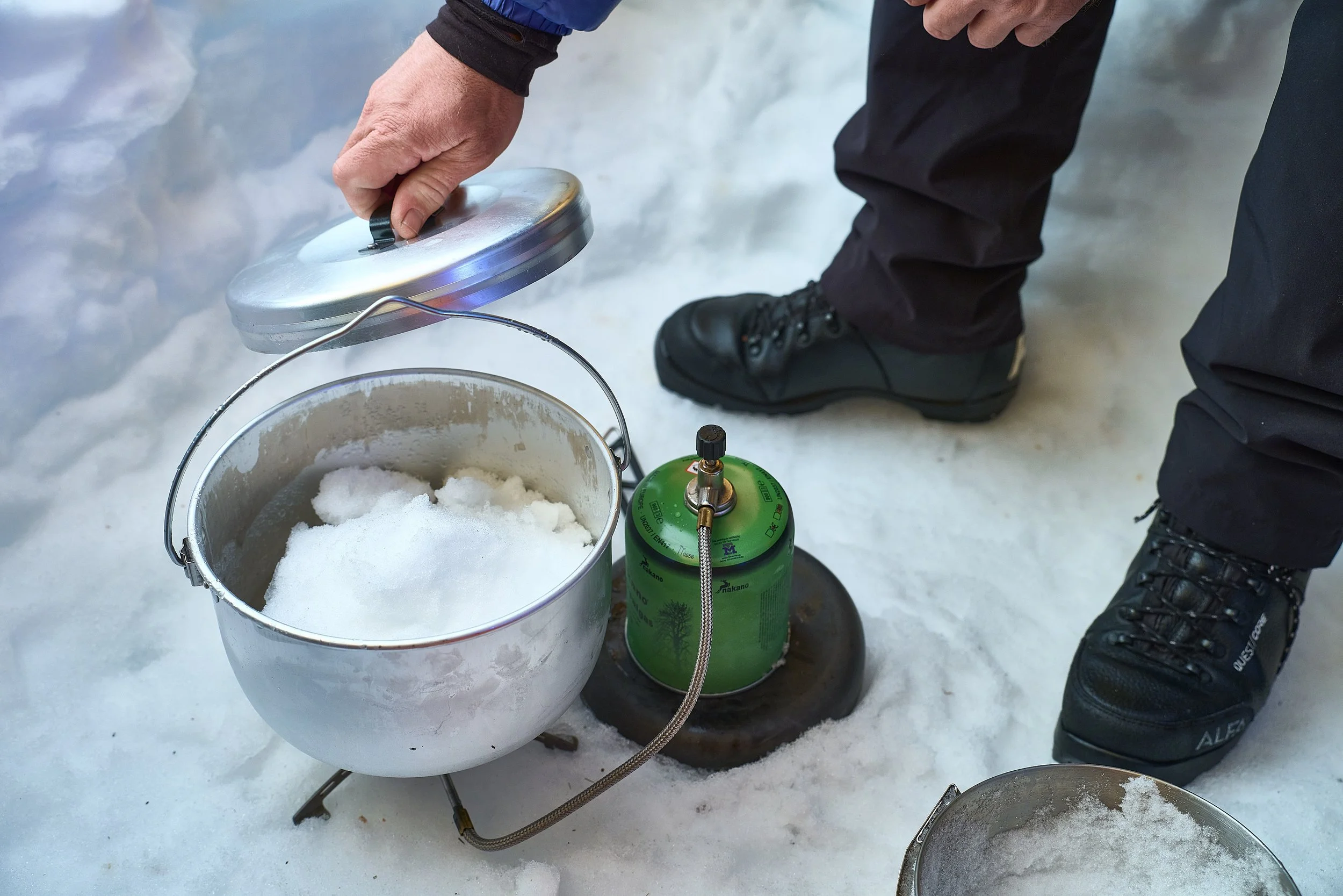 Firmarejse til Jotunheimen, Norge – lær at samarbejde under enkle forhold med madlavning og pauser i vinterfjeldet. Giv jeres team en anderledes virksomhedsrejse i Norge med fokus på fællesskab, nærvær og oplevelser i naturen.