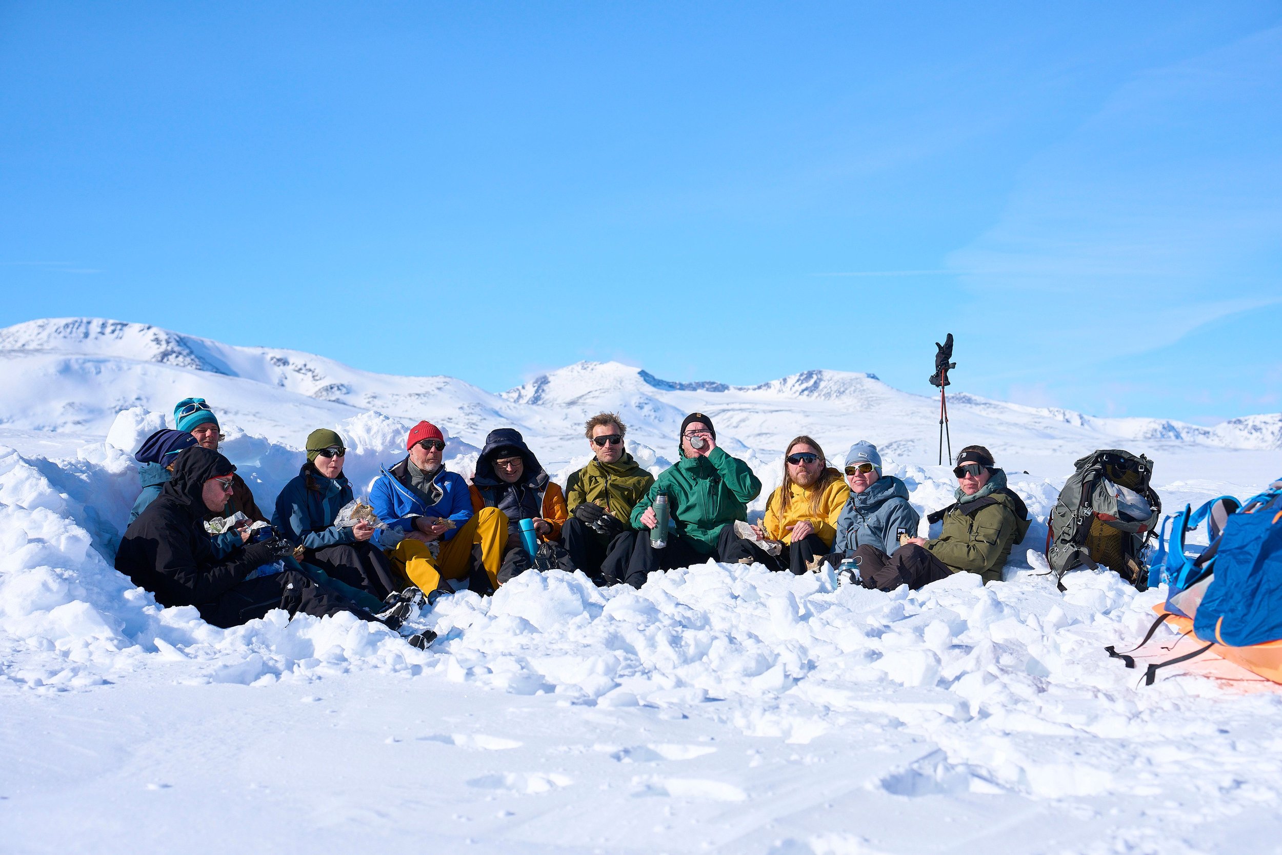 Firmarejse til Jotunheimen, Norge – styrk samarbejde og ledelse med unikke oplevelser i det snedækkede højfjeld. Planlæg jeres næste virksomhedsrejse til Norge med guidede ture og stærke fælles oplevelser i Jotunheimens natur.