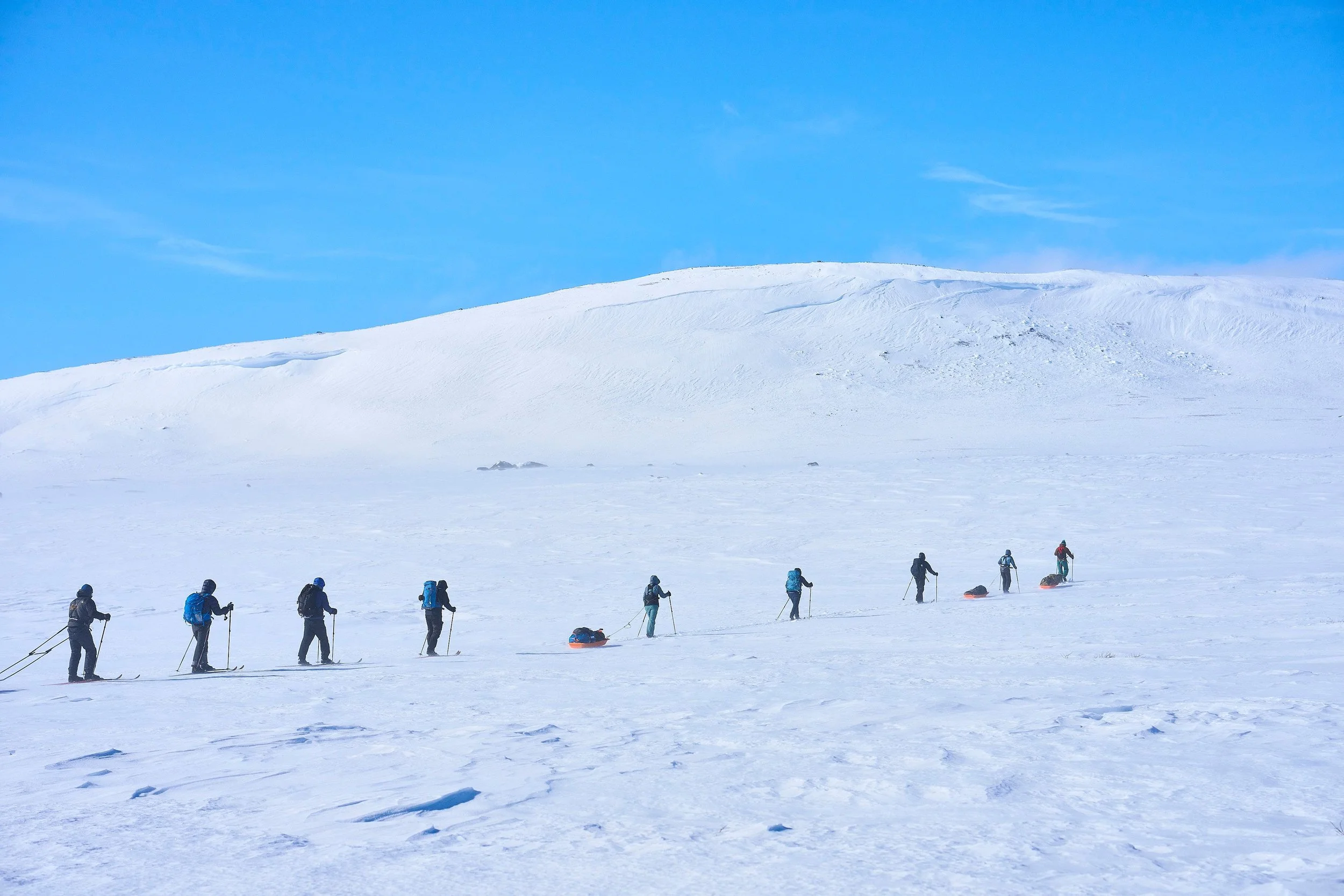 Skirejse i Jotunheimen, Norge – oplev guidede ture gennem åbne, snedækkede fjeldlandskaber. Book din aktive vinterferie i Norge og tag på uforglemmelig skitur i Jotunheimens storslåede natur.
