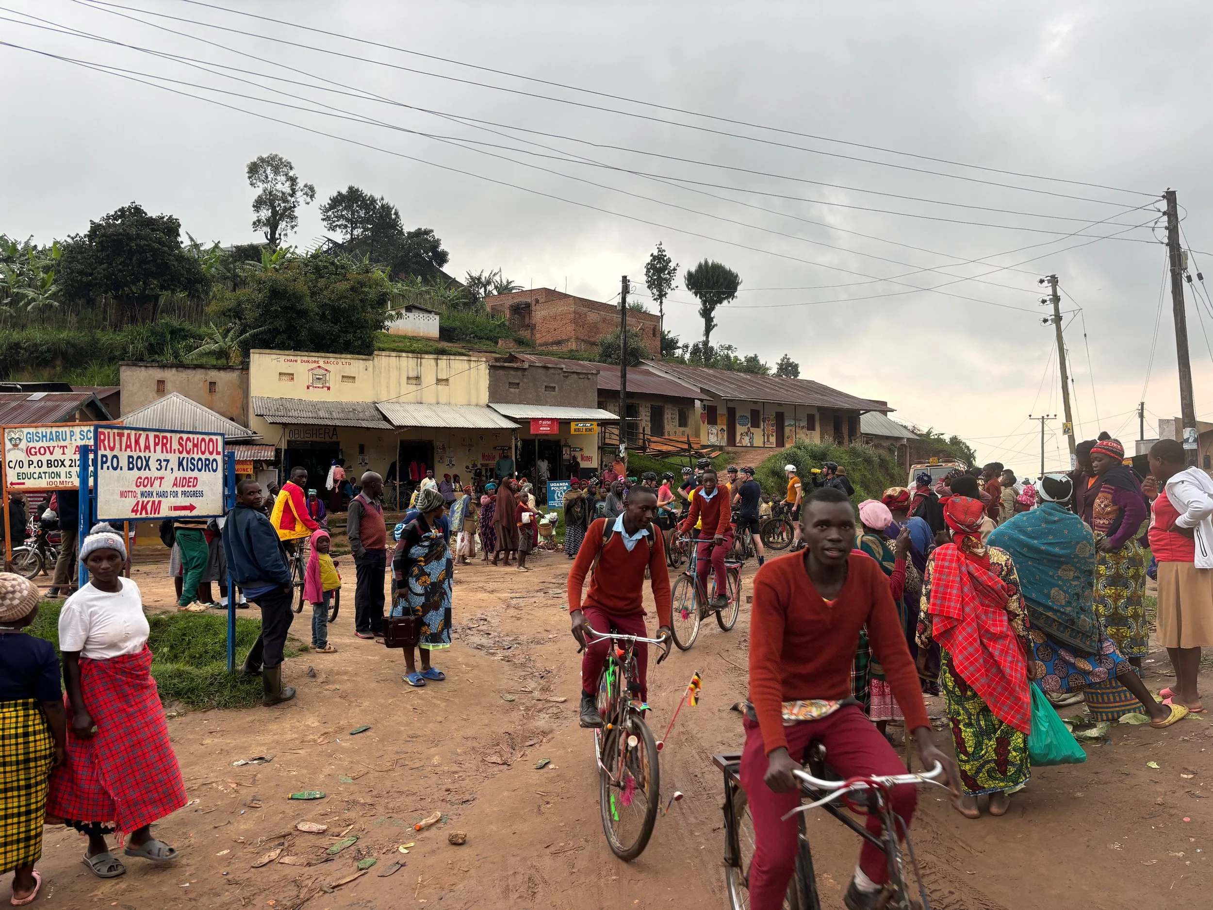 Gravelrejse i Uganda og Rwanda – udforsk varierede landskaber fra bjergområder til frodige dale. Planlæg en unik virksomhedsrejse med fokus på relationer, cykling og uforglemmelige oplevelser i Afrika.
