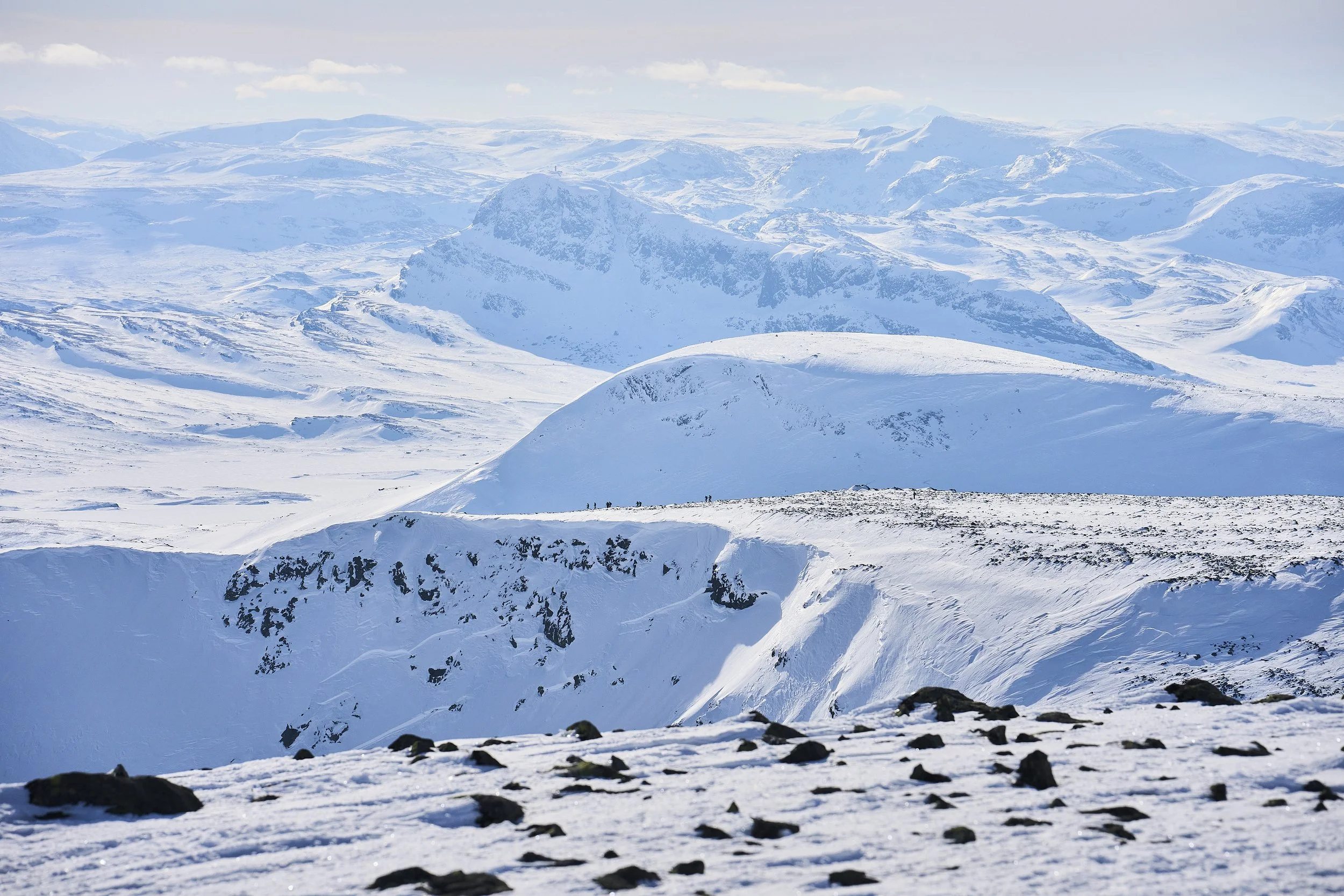 Firmarejse til Jotunheimen, Norge – oplev fælles skiture i det åbne højfjeld og styrk samarbejdet på tværs af teamet. Planlæg jeres virksomhedsrejse til Norge med aktive oplevelser og unikke naturrammer i Jotunheimens vinterlandskab.