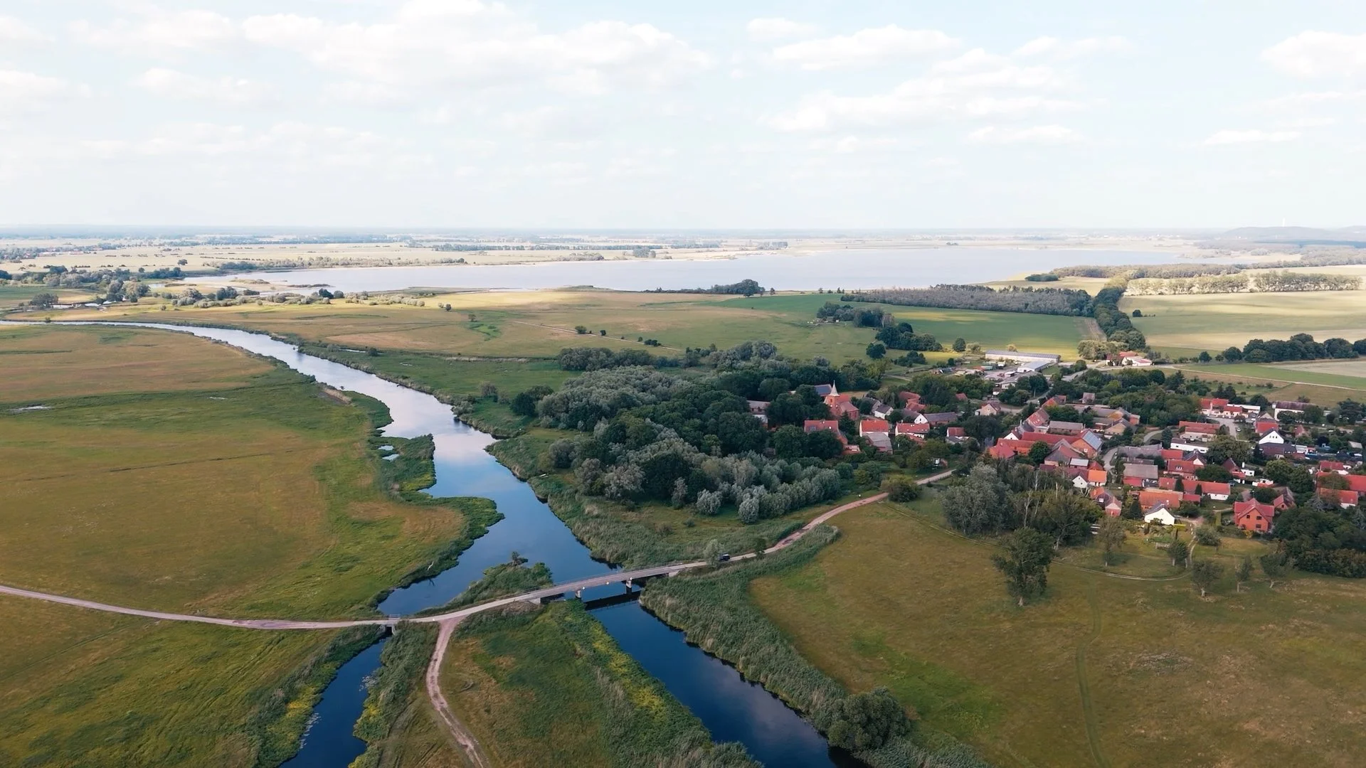 TRAILER  FINAL incl. Subtitels_1.00_00_29_07.Standbild001.jpg