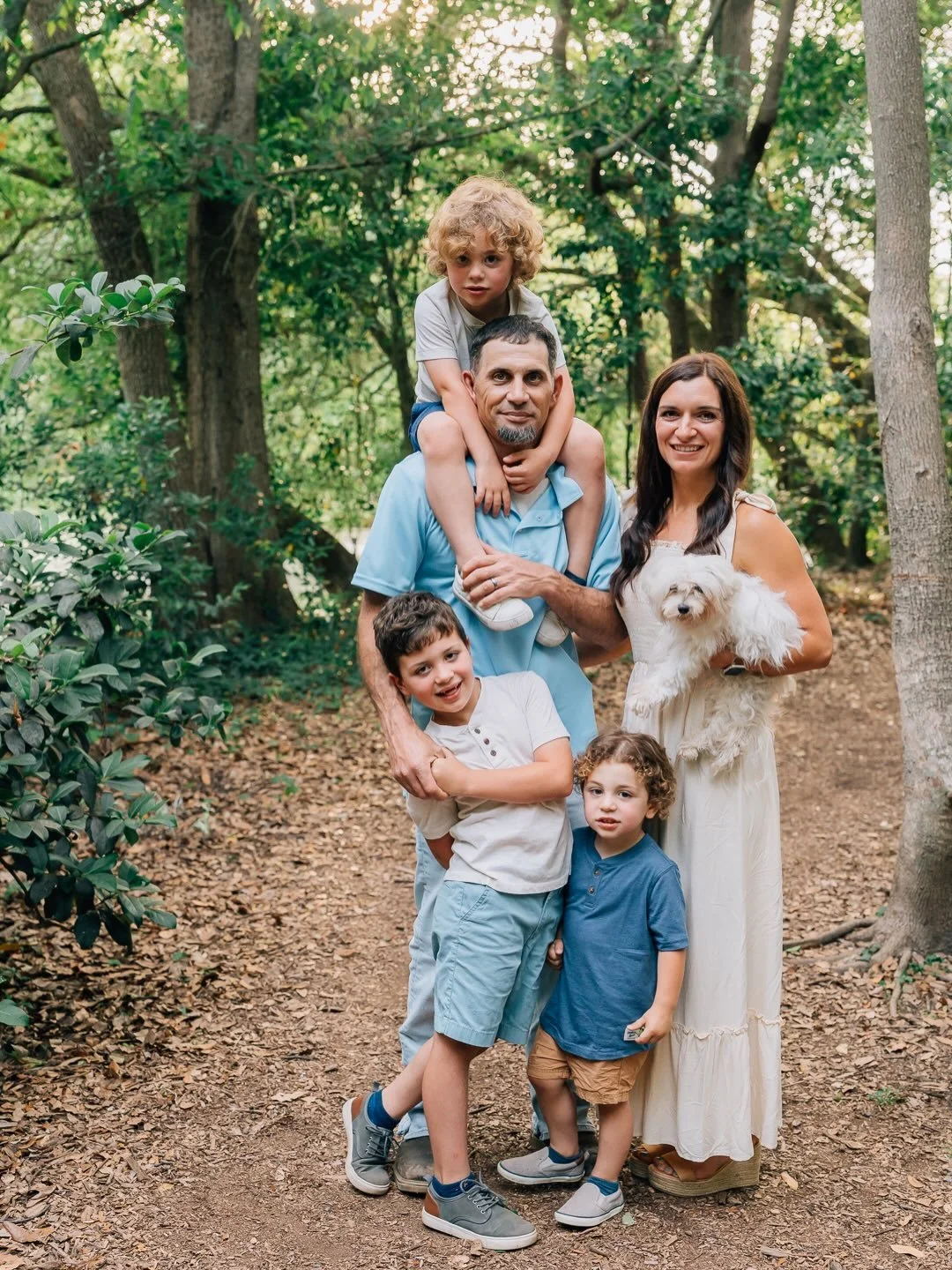 Just a little PSA to let you know there is no right way to take your family photos 🫶🏼 No one needs to smile on cue (not even dad). No one needs to feel like they&rsquo;re faking it. Kids can move, parents can relax and we can let the good stuff hap