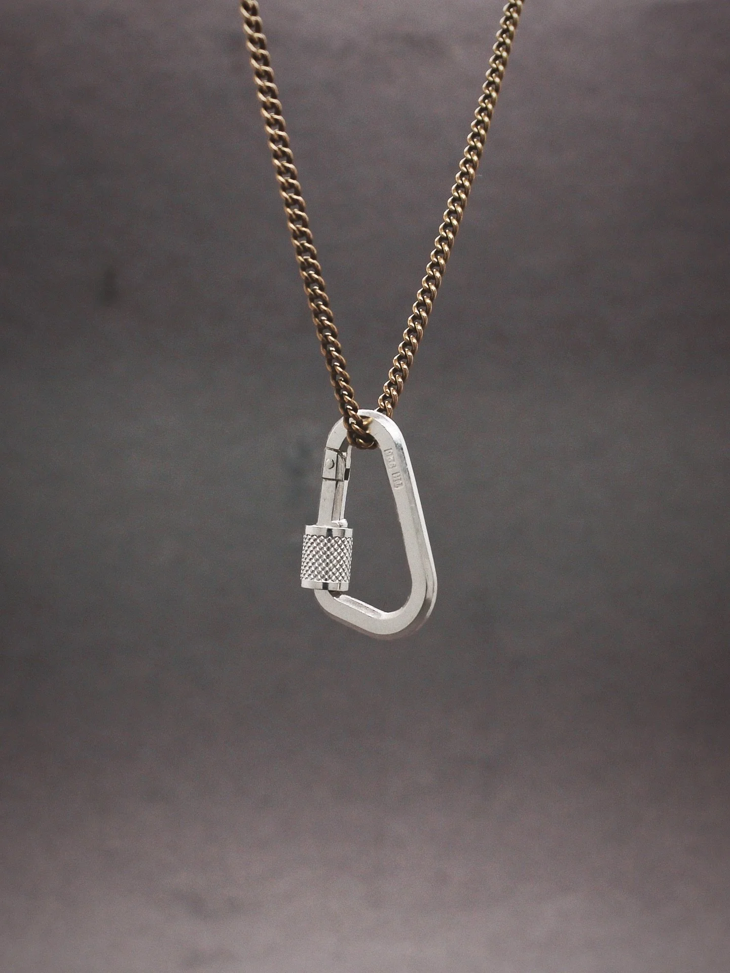 Karbinhake i Silver.
Det finns m&aring;nga tillf&auml;llen d&aring; man kan beh&ouml;va ta av sig sina ringar. Och d&aring; enkelt h&auml;nga de om halsen.
#madebyth