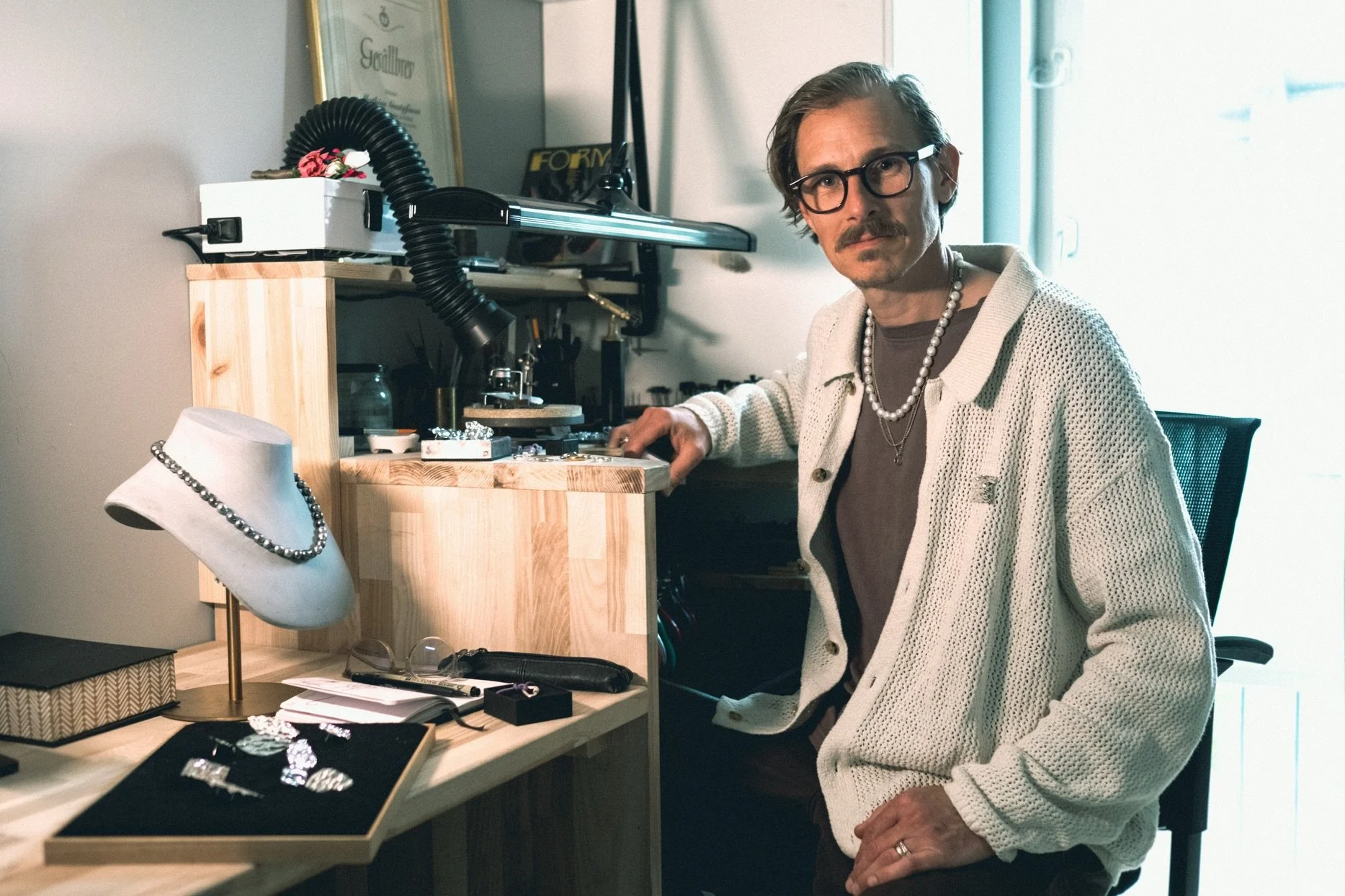 Mitt namn &auml;r Mathias Gustafsson. Jag har arbetat som guldsmed p&aring; olika atelj&eacute;er i Sverige och internationellt sedan &aring;r 2000.

Genom &aring;ren har jag samlat p&aring; mig en djup hantverksskicklighet och en bred f&ouml;rst&ari