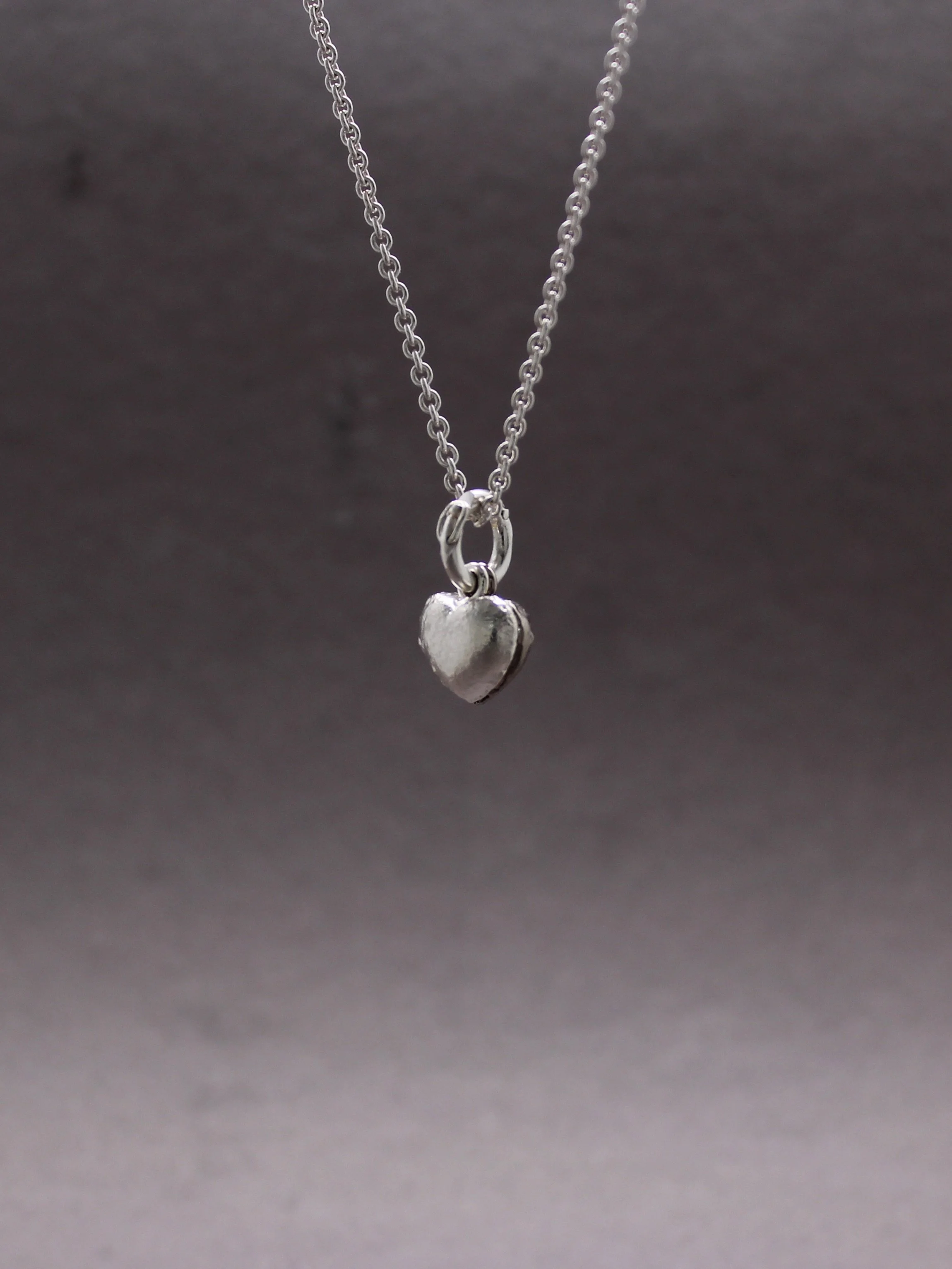 Silverbr&ouml;llop - 25&aring;rig br&ouml;llopsdag.
Det &auml;r sannerligen n&aring;got som ska firas ✨🥂
H&auml;r med ett h&auml;nge i silver och vitguld med en &ouml;ppningsbar &ouml;gla f&ouml;r att kunna h&auml;ngas p&aring; olika halsband och &a