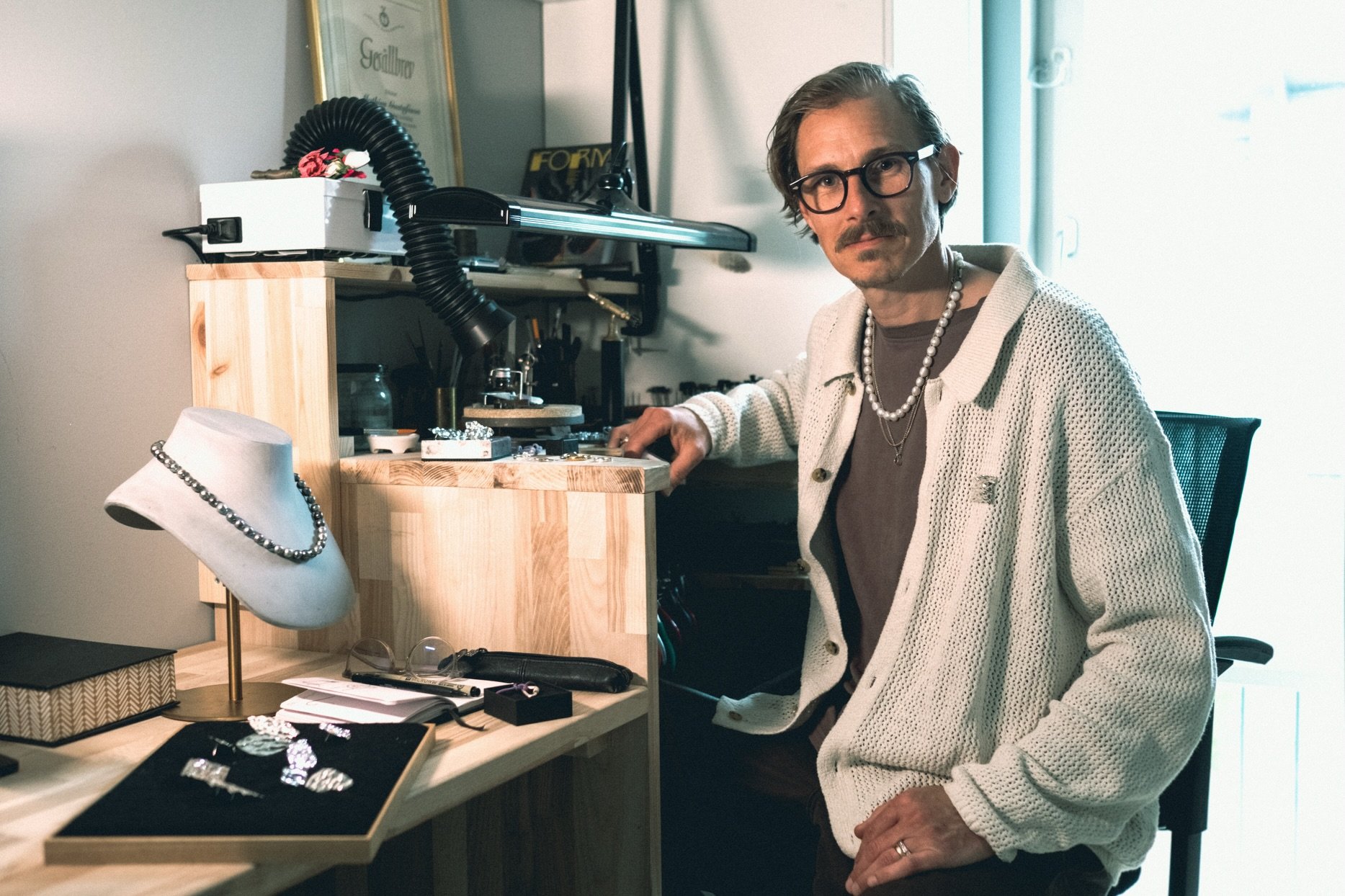 Mitt namn &auml;r Mathias Gustafsson. Jag har arbetat som guldsmed p&aring; olika atelj&eacute;er i Sverige och internationellt sedan &aring;r 2000.

Genom &aring;ren har jag samlat p&aring; mig en djup hantverksskicklighet och en bred f&ouml;rst&ari
