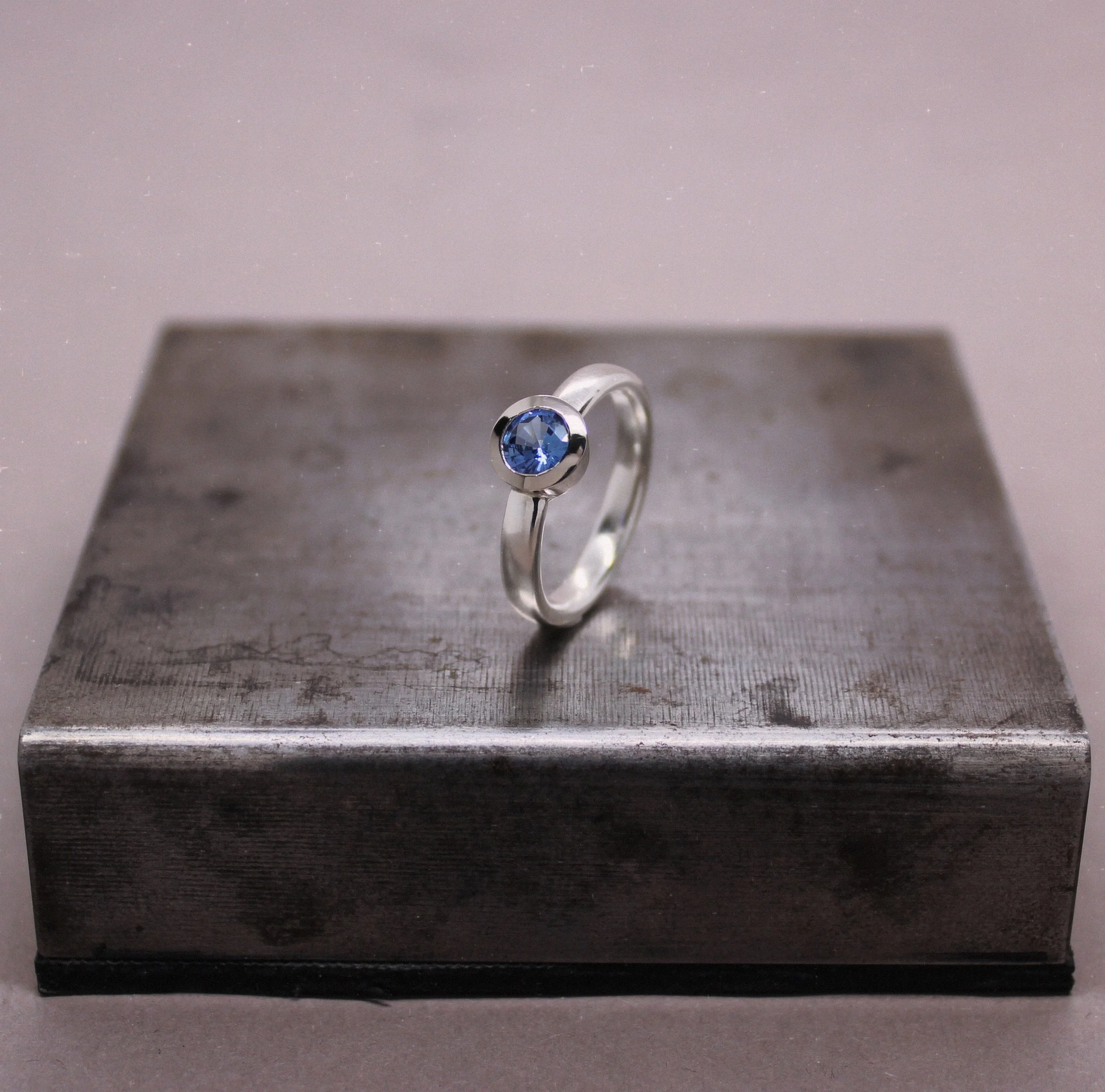 Ring i silver, vitguld och safir.
Jag &auml;lskar den fina konsten mellan silvret, vitguldet och den fantastiska bl&aring; safiren.