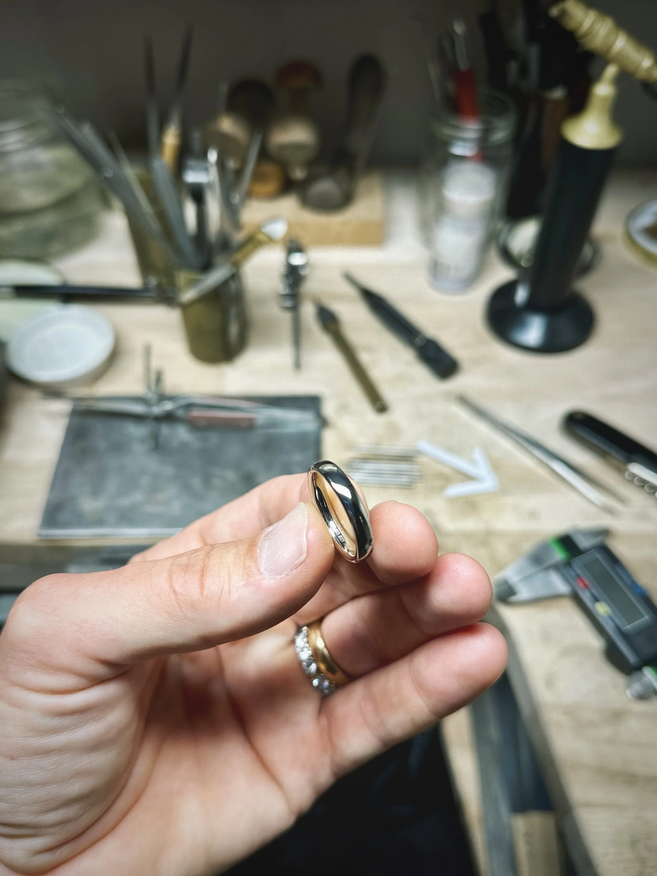 J's f&ouml;rlovningsring passar honom perfekt.
Oval profil i vitguld. F&ouml;r att passar b&auml;raren anv&auml;nde jag m&aring;tten 4.20mm bred och 2mm h&ouml;g. 
Det handlar om att f&aring; r&auml;tt k&auml;nsla. Och d&auml;r kan jag hj&auml;lpa ti
