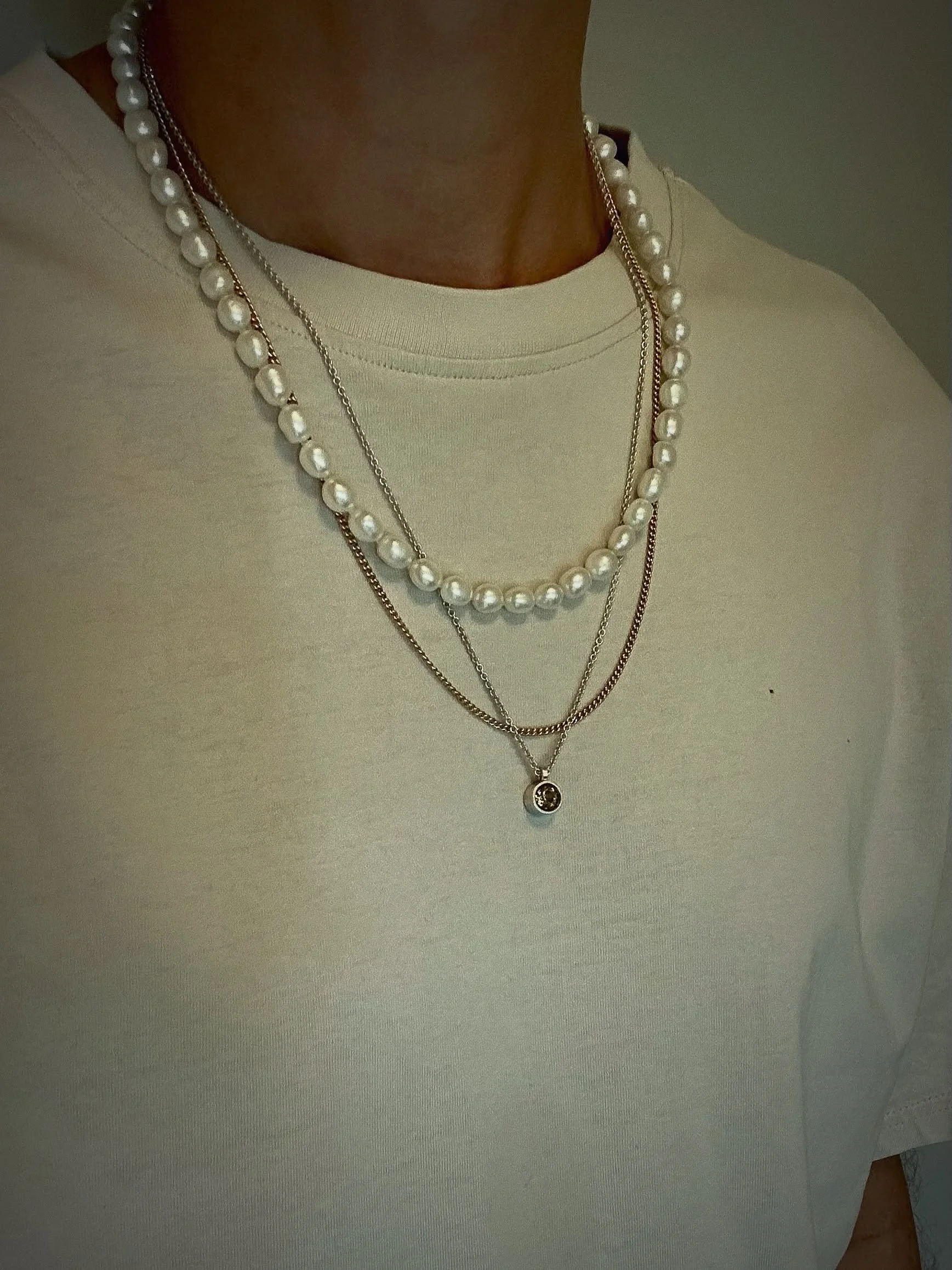 P&auml;rlor 🫶 alla olika, men &auml;nd&aring; v&auml;ldigt lika.
Vackra att besk&aring;da och h&auml;rliga att b&auml;ra.
H&auml;r i form av ett collier i s&ouml;tvattensp&auml;rlor med l&aring;s i guld och silver.
Enjoy

#jewelrybyth