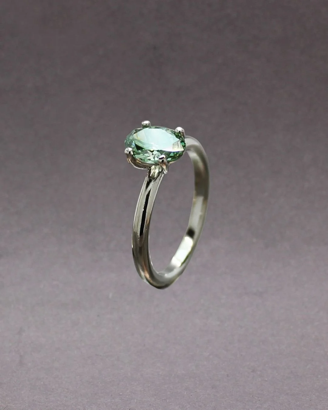 Ringar platina, grön diamant
*pris på förfrågan