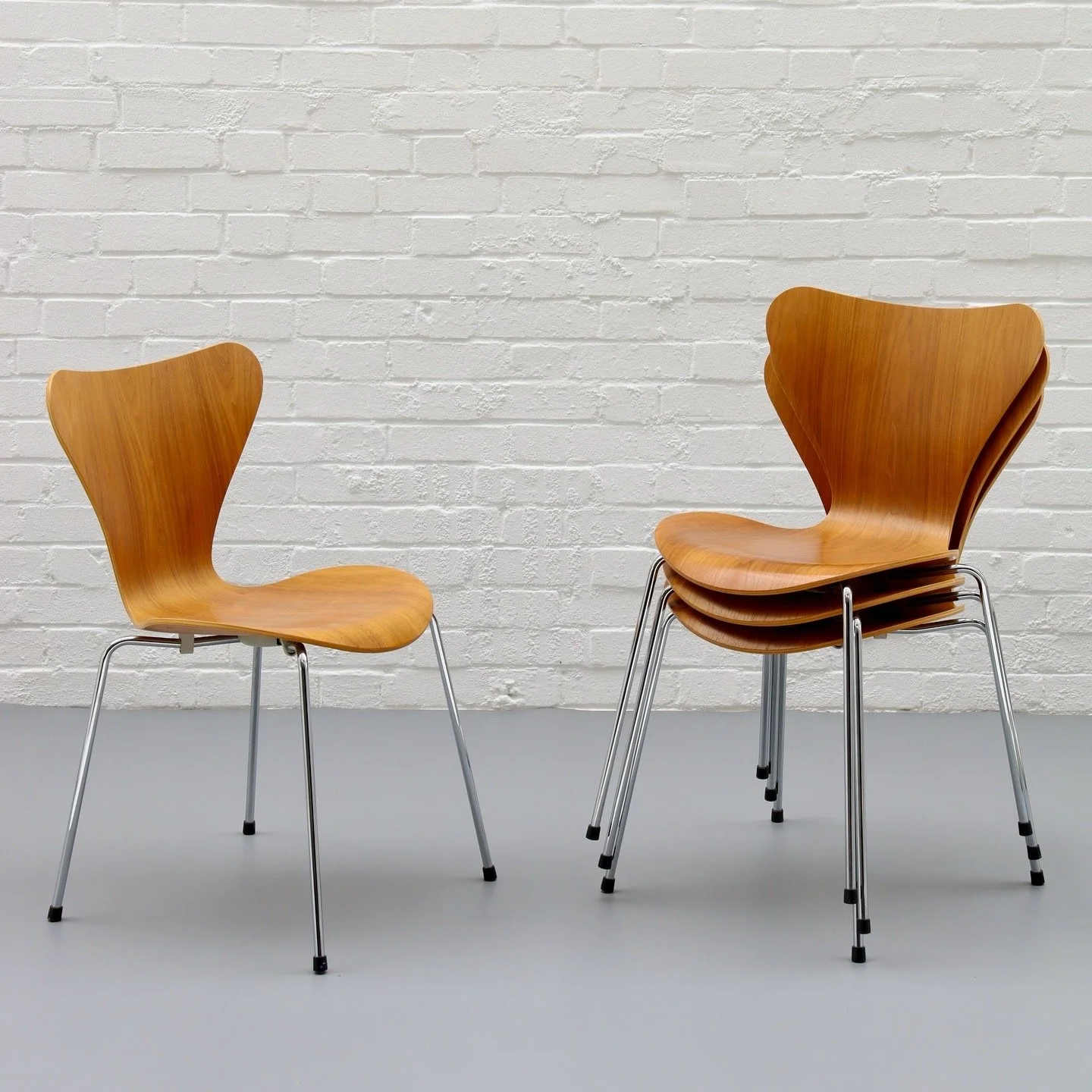 Arne Jacobsen Series 7 Chairs for Fritz Hansen - Natural Walnut