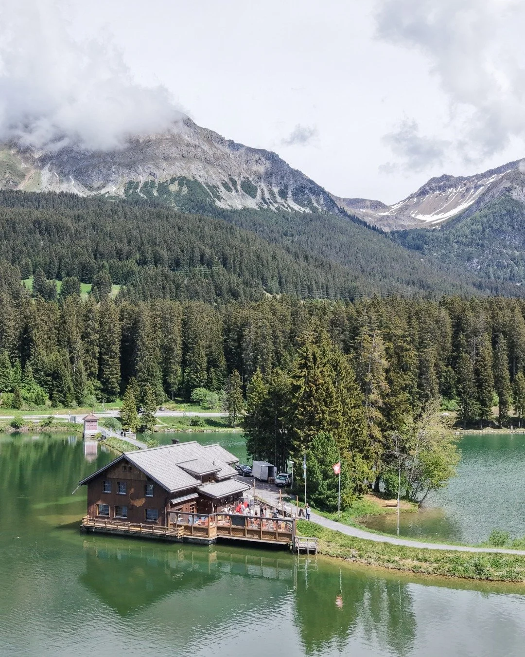 Zeit f&uuml;r eine Auszeit. 
Bei uns gibt es Genuss mit der besten Aussicht. ❤️

#rotiforelle #lenzerheide