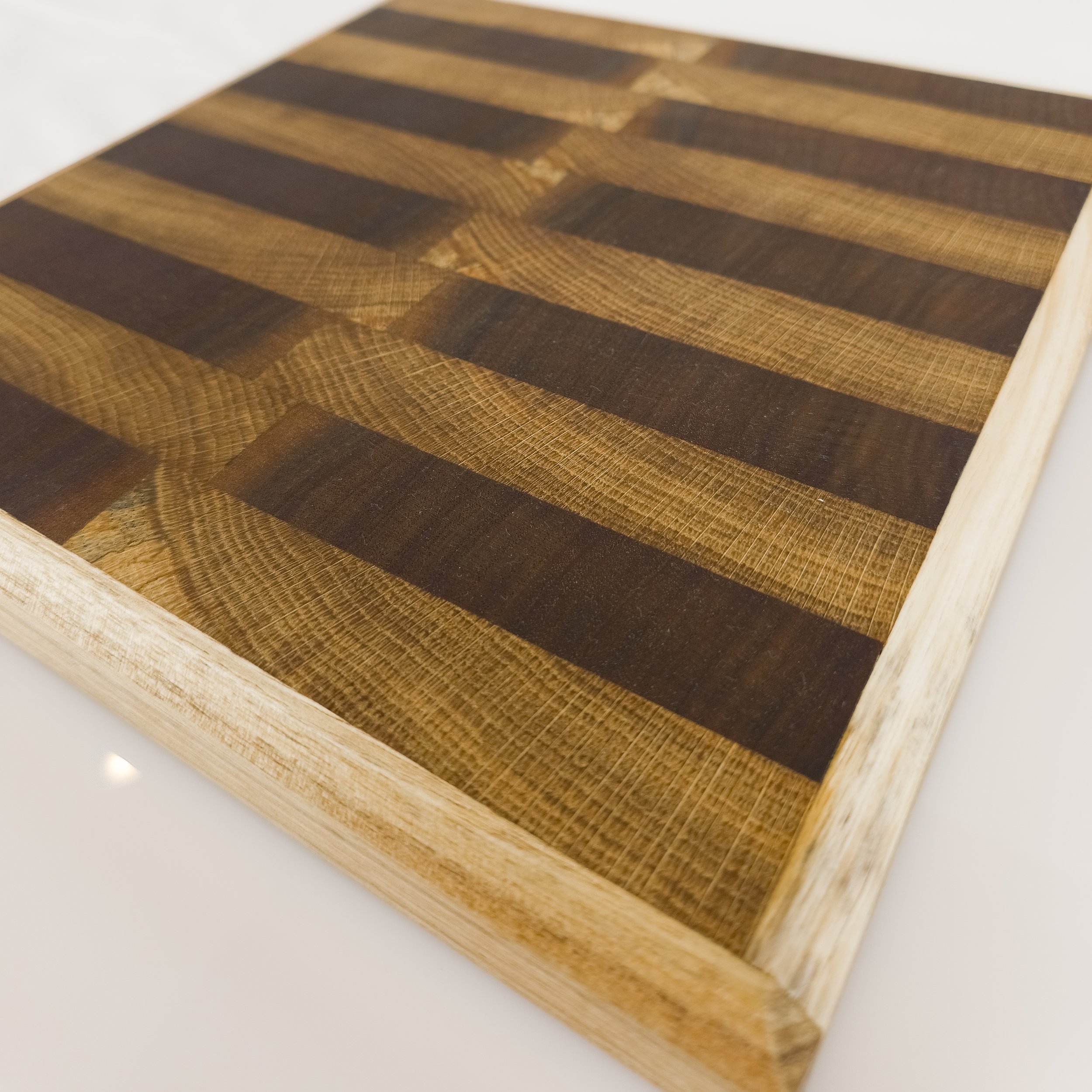 Tábua de cozinha end grain de nogueira em carvalho