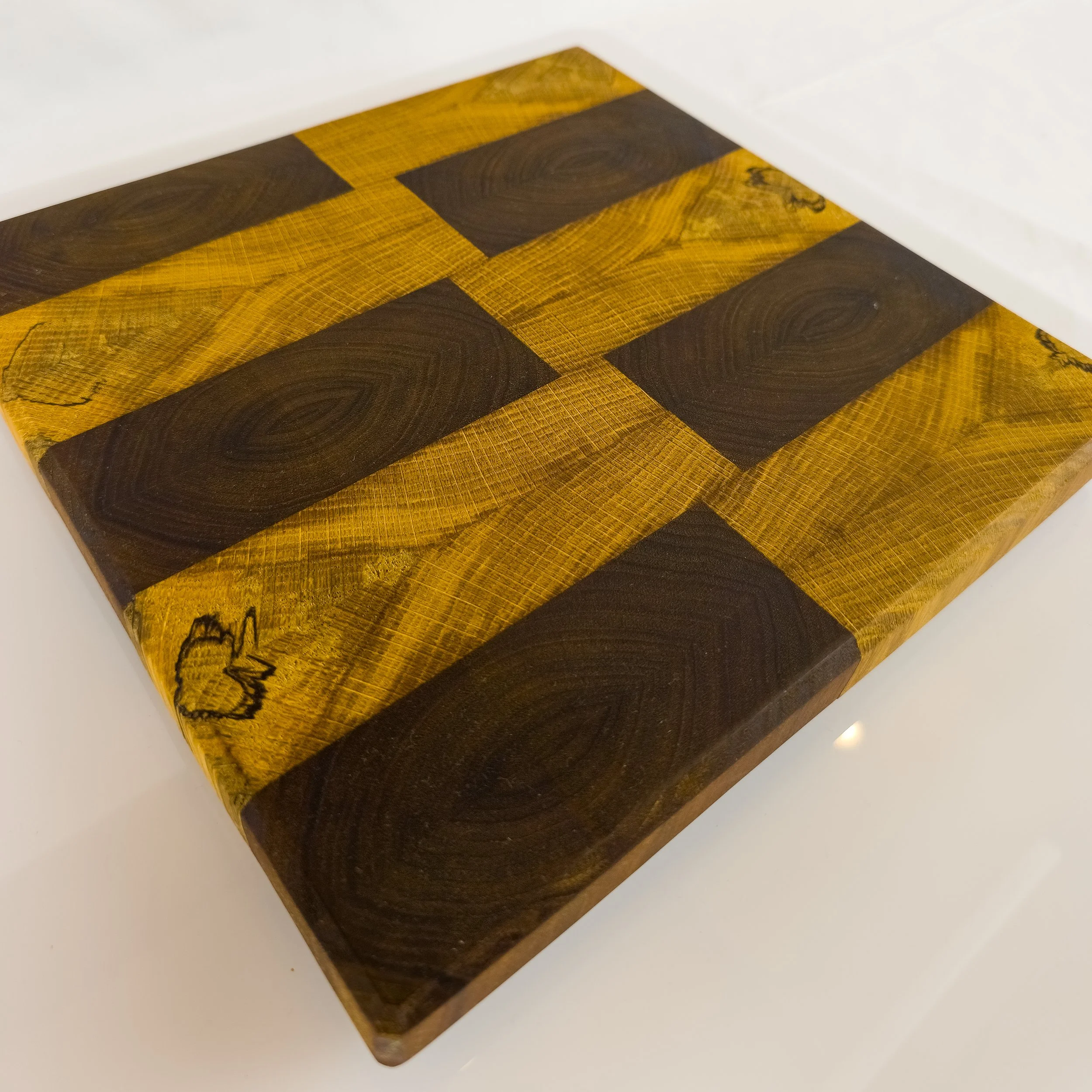 Tábua de cozinha end grain em nogueira e carvalho - 25x25x3 cm