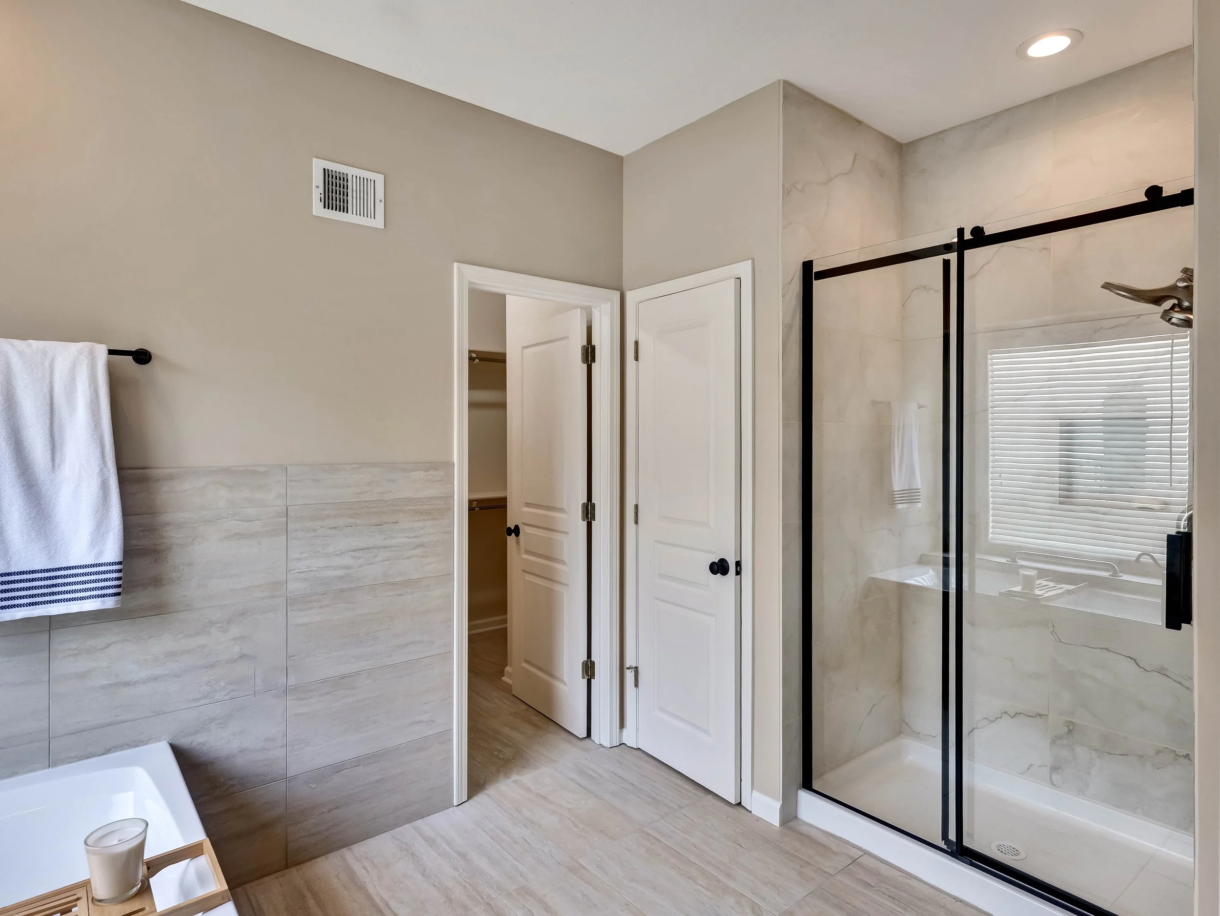 15-14509 Howe Drive-15.jpg
