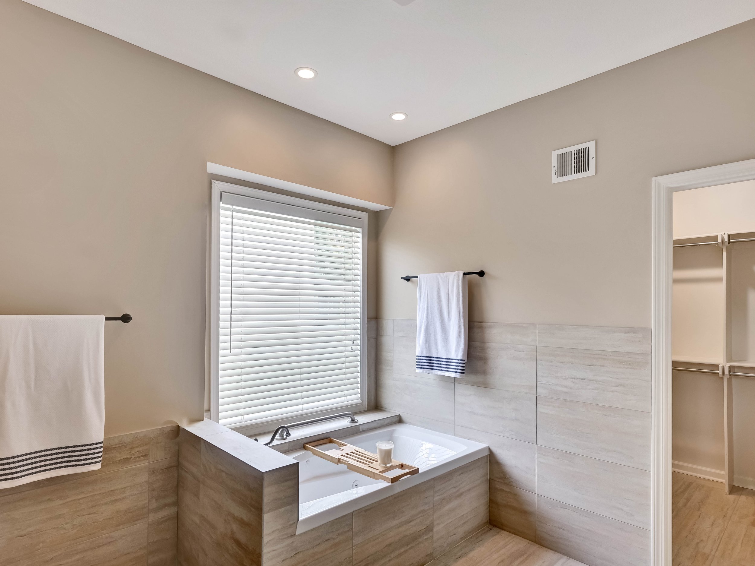 13-14509 Howe Drive-13.jpg