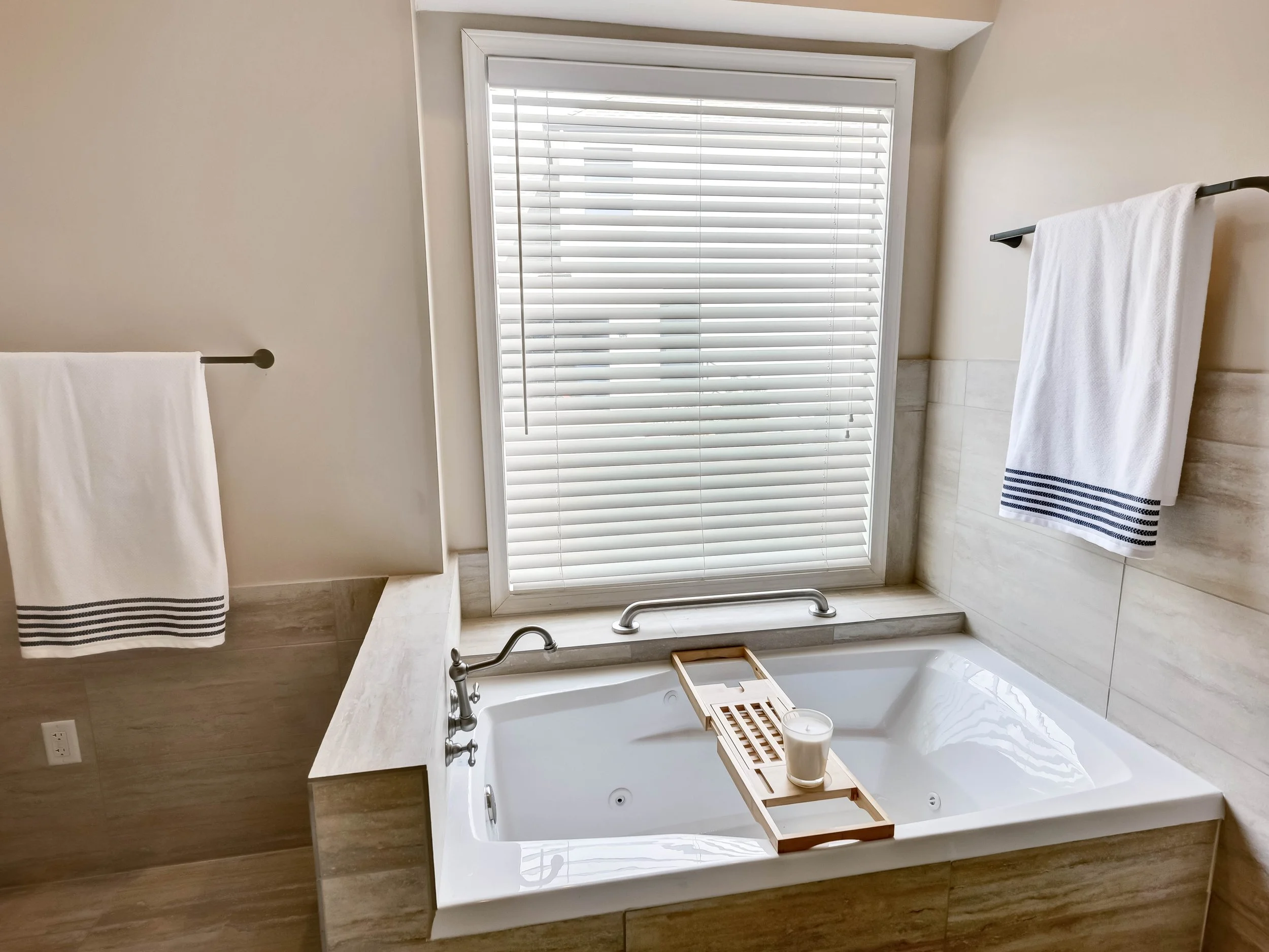 14-14509 Howe Drive-14.jpg