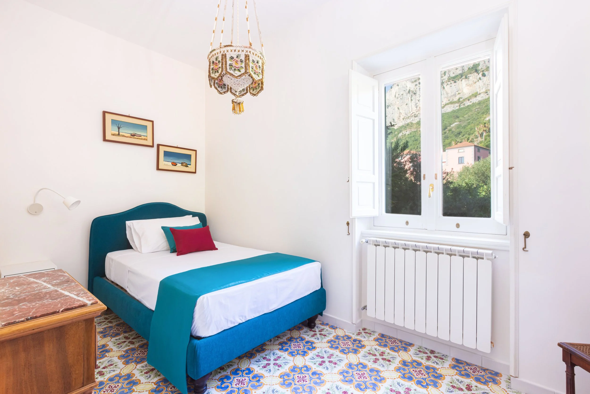 	
camera luminosa con balcone vista mare tra amalfi e sorrento, villa rosaldo, piastrelle in ceramica di vietri sul mare