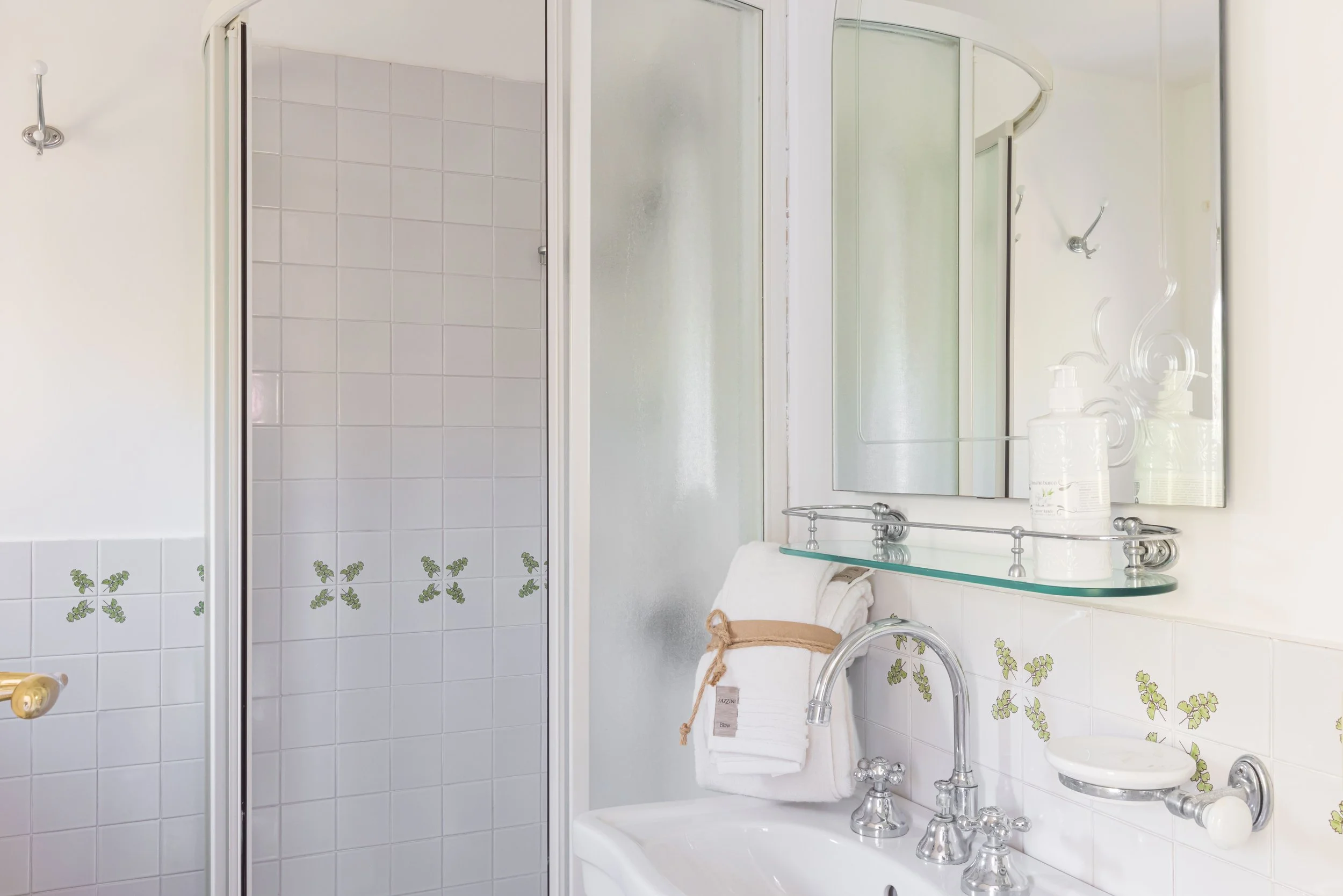 bagno villa costiera amalfitana piastrelle ceramica elegante, villa rosaldo