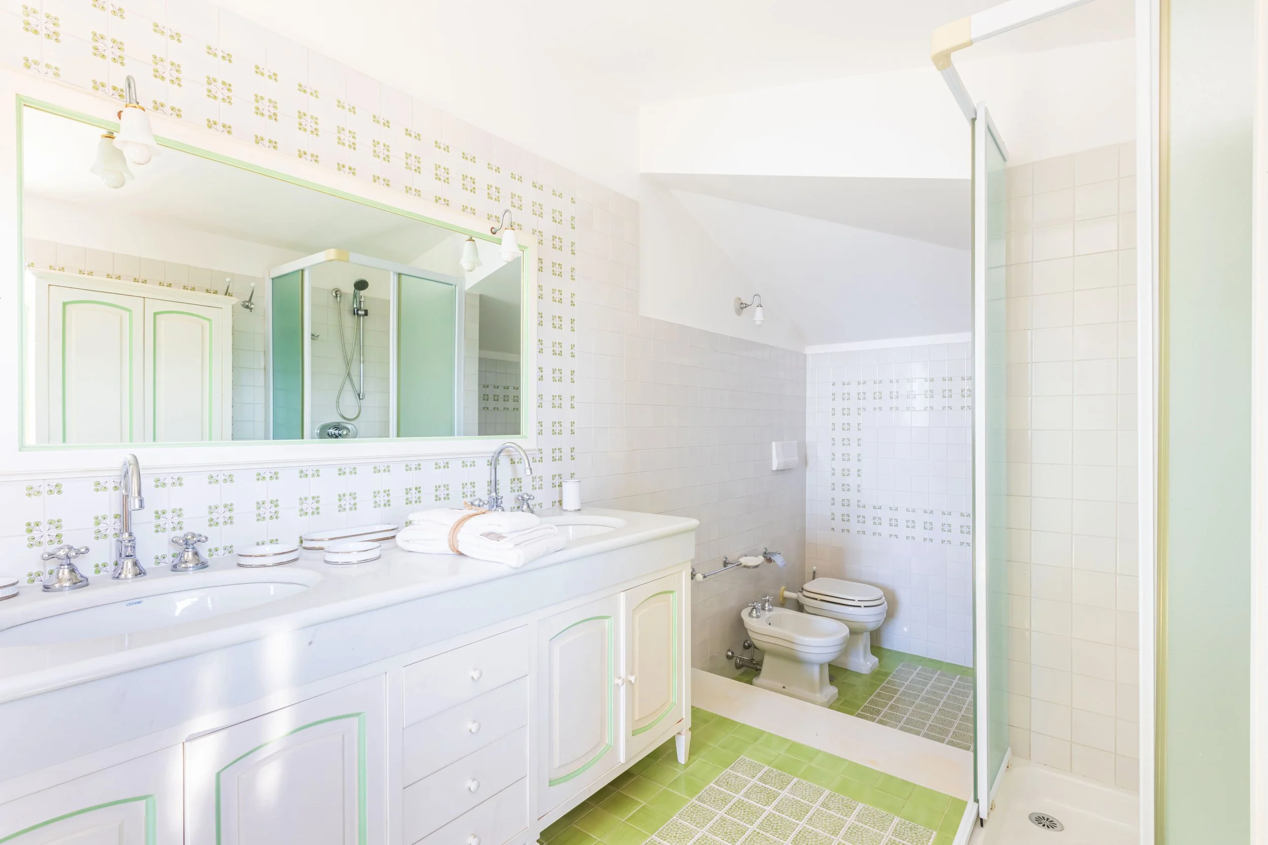 bagno villa costiera amalfitana piastrelle ceramica elegante, villa rosaldo