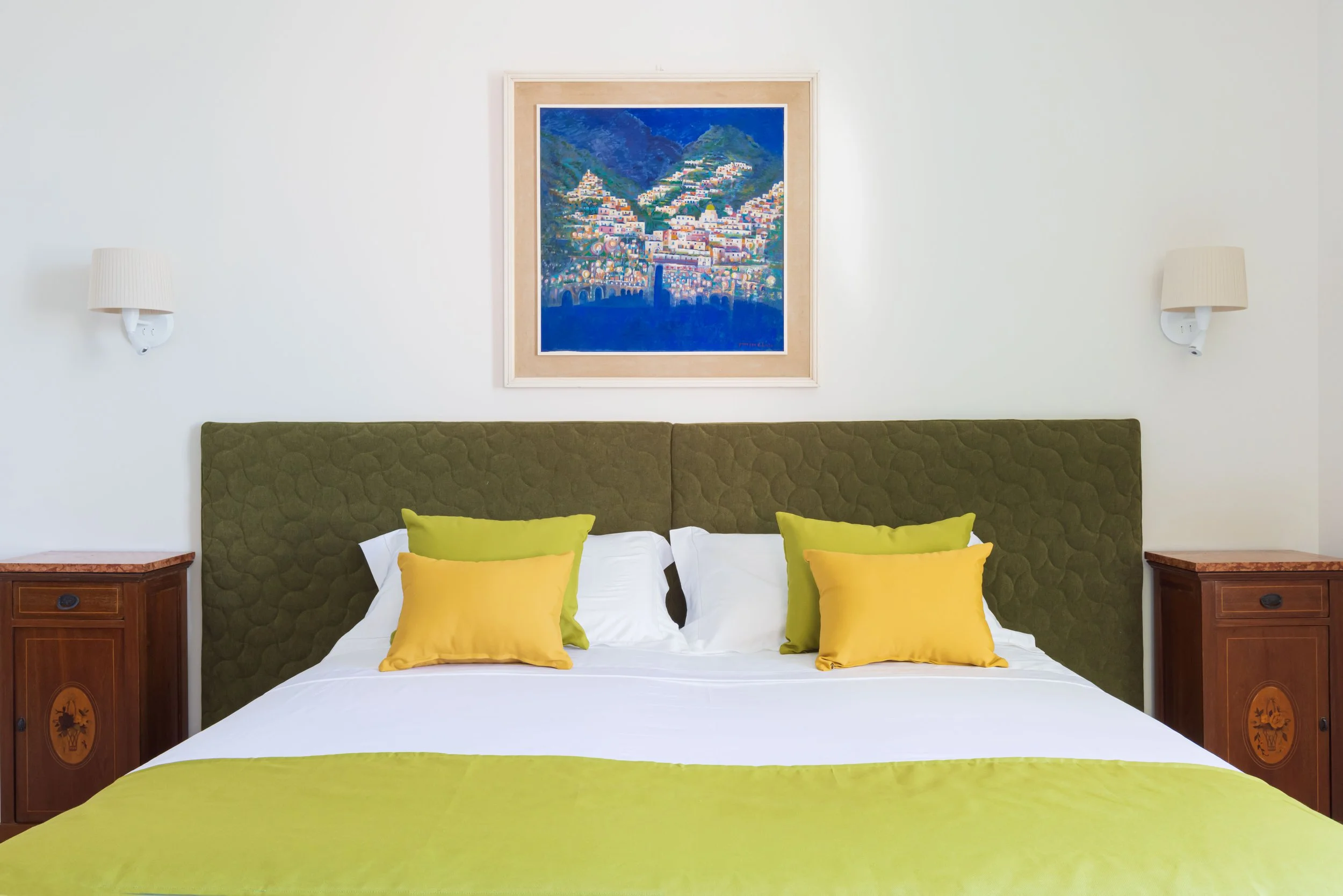 	
camera luminosa con balcone vista mare tra amalfi e sorrento, villa rosaldo, piastrelle in ceramica di vietri sul mare