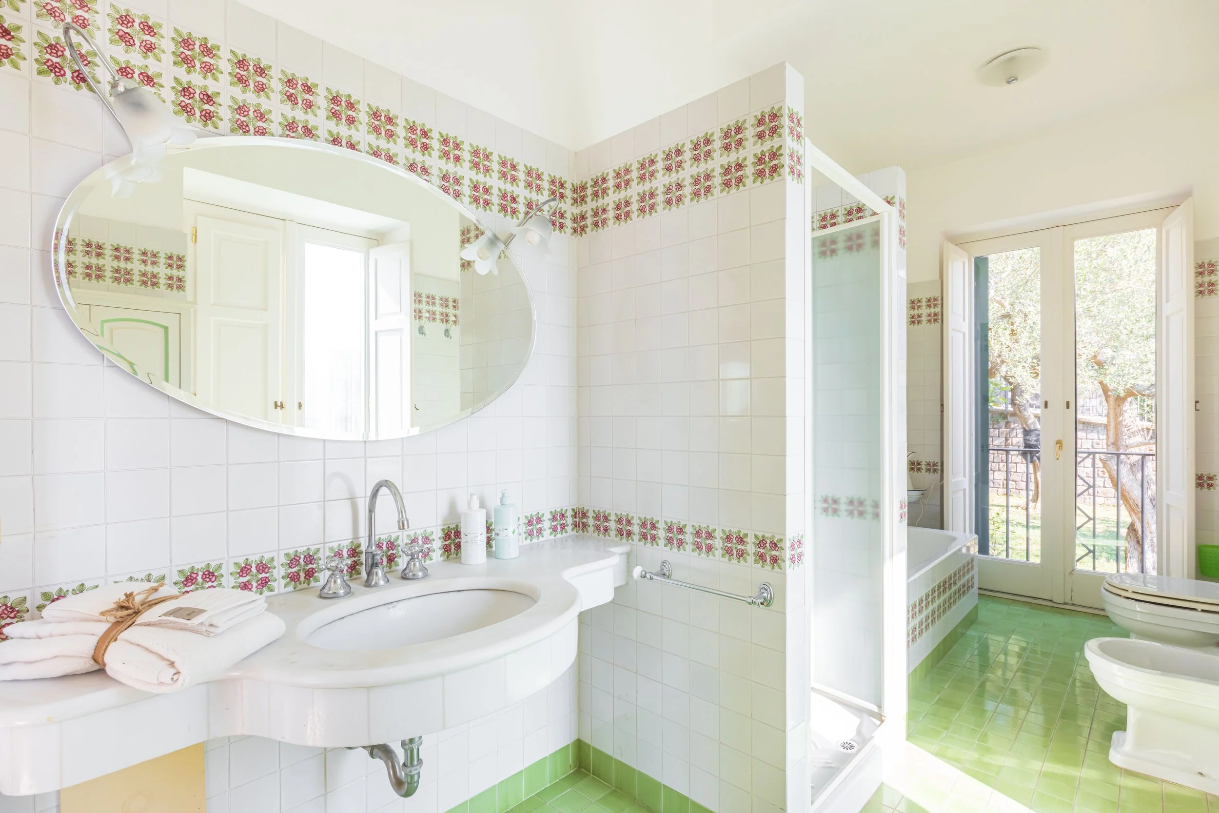 bagno villa costiera amalfitana piastrelle ceramica elegante, villa rosaldo
