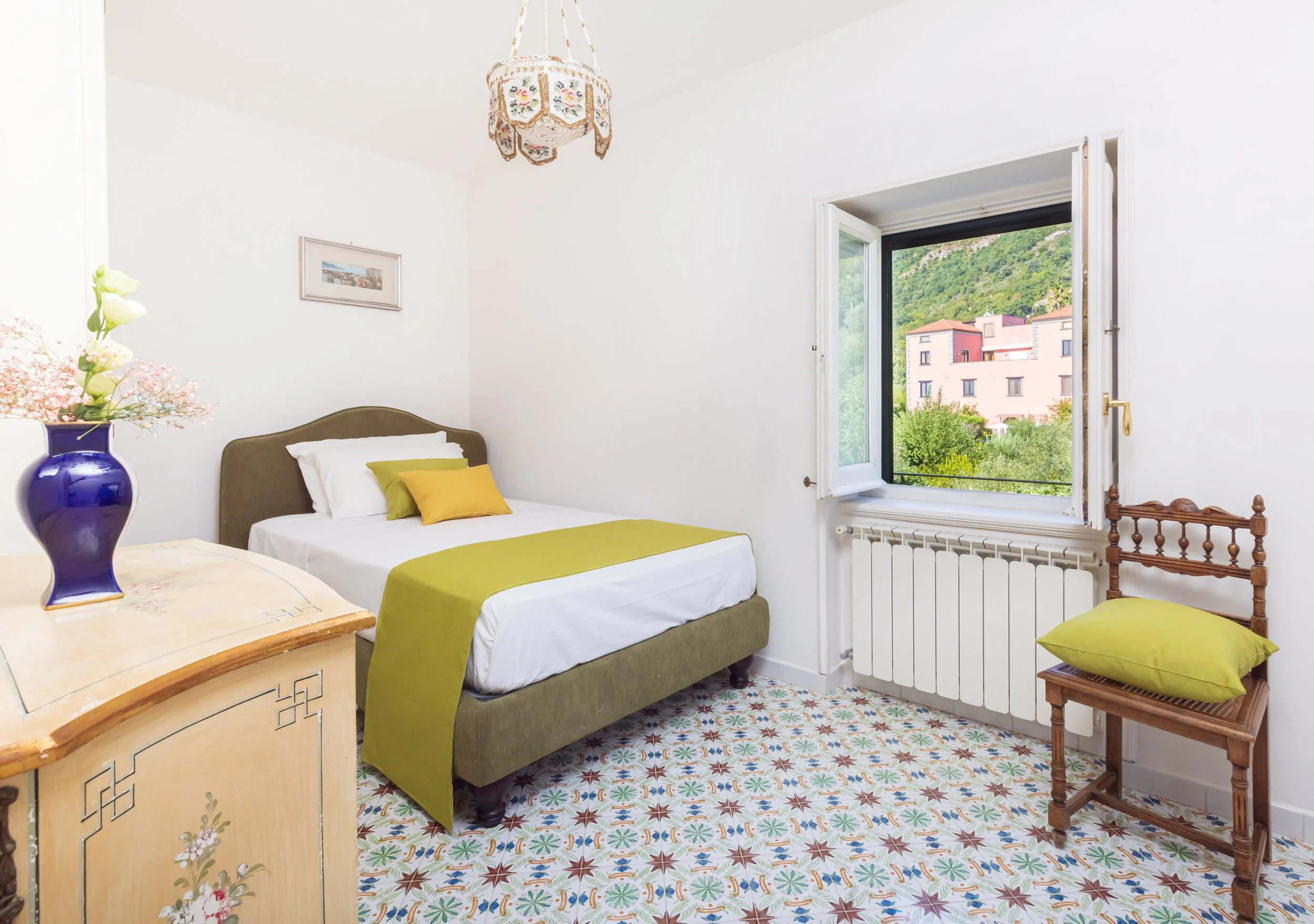 	
camera luminosa con balcone vista mare tra amalfi e sorrento, villa rosaldo, piastrelle in ceramica di vietri sul mare