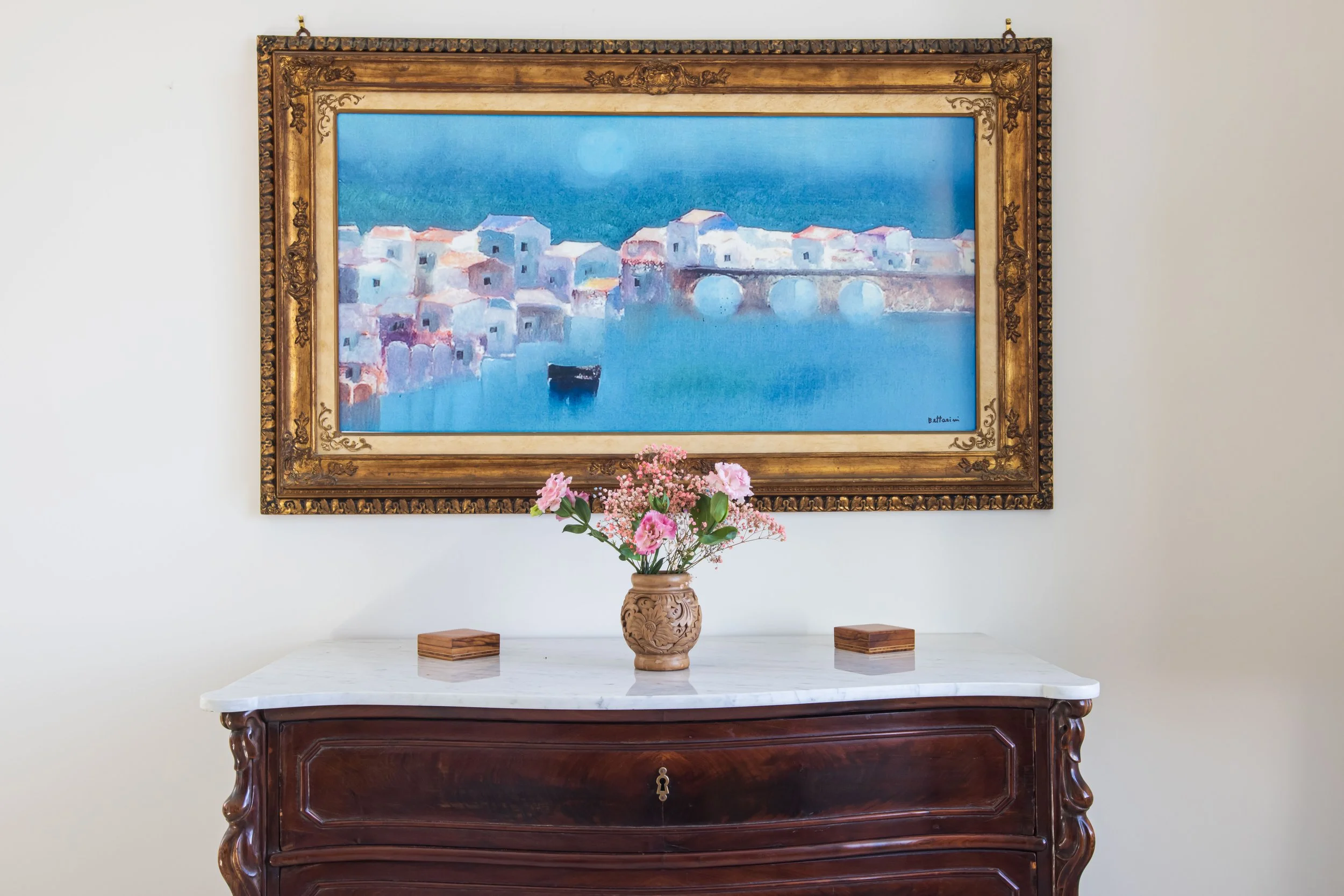 	
interni camera luminosa con balcone vista mare tra amalfi e sorrento, villa rosaldo, piastrelle in ceramica di vietri sul mare