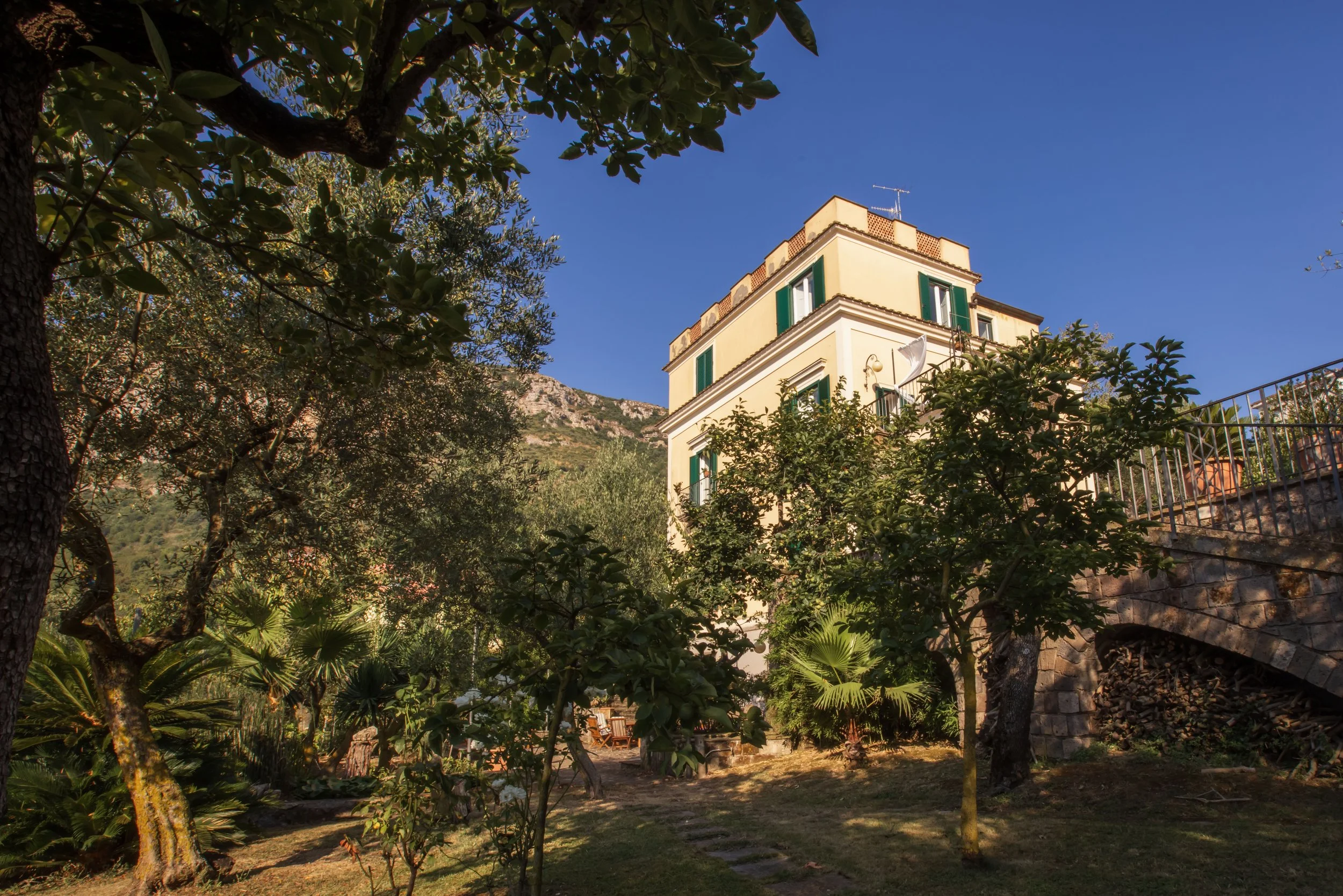 spazio esterno verde villa rosaldo con giardino e vista mare tra positano e sorrento