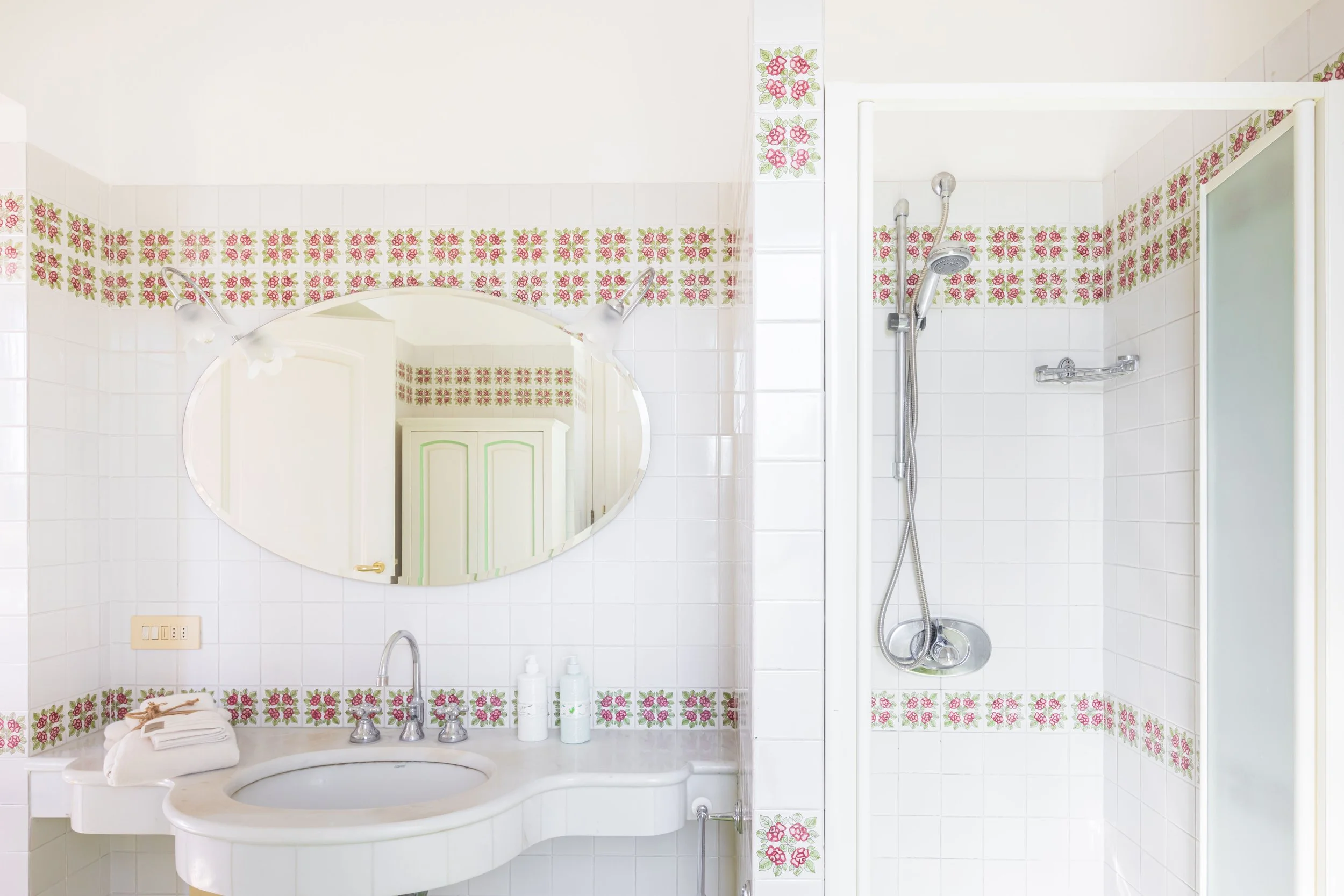 bagno villa costiera amalfitana piastrelle ceramica elegante, villa rosaldo